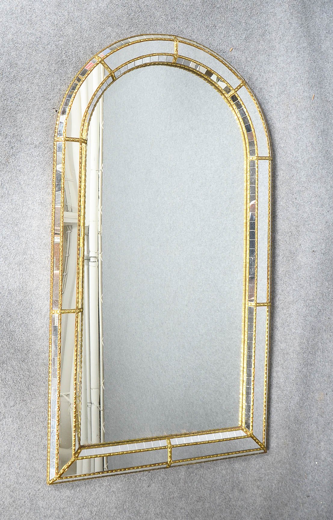 Wandspiegel im venezianischen/ Regency-Stil. Mit bogenförmigen, abgeschrägten Spiegelmosaik-Segmente