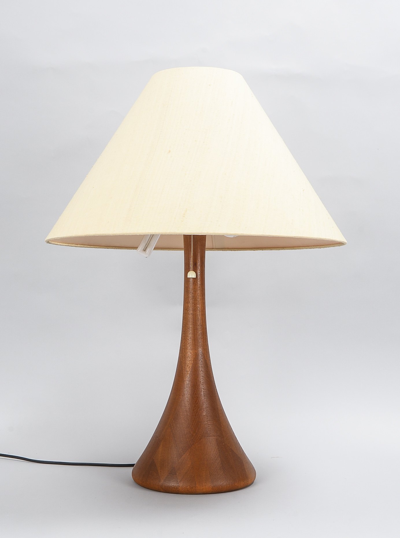 Tischlampe, Dänemark, um 1970, massiver Teakfuß, pilzförmig, Seidenschirm cremefarbig, 2-flammig, mi