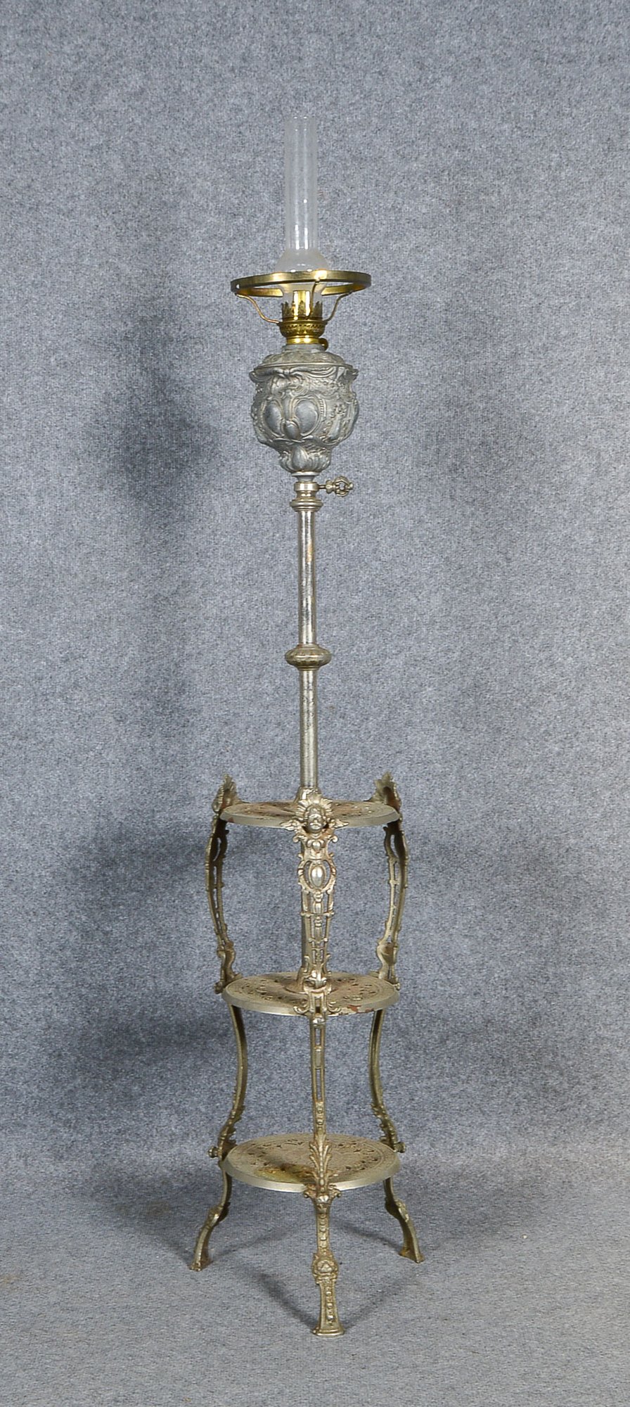 Etagere, 3-stufig, mit Petroleumlampe, Österreich um 1880/1890, Gußeisen verchromt, Petrol; Gesamthö