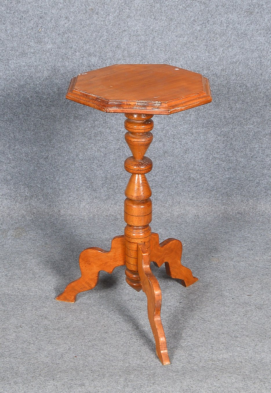 Biedermeier Beistelltisch, oktonale Platte, auf Dreifußstand; Maße Platte 36 x 36 cm, Höhe 73 cm