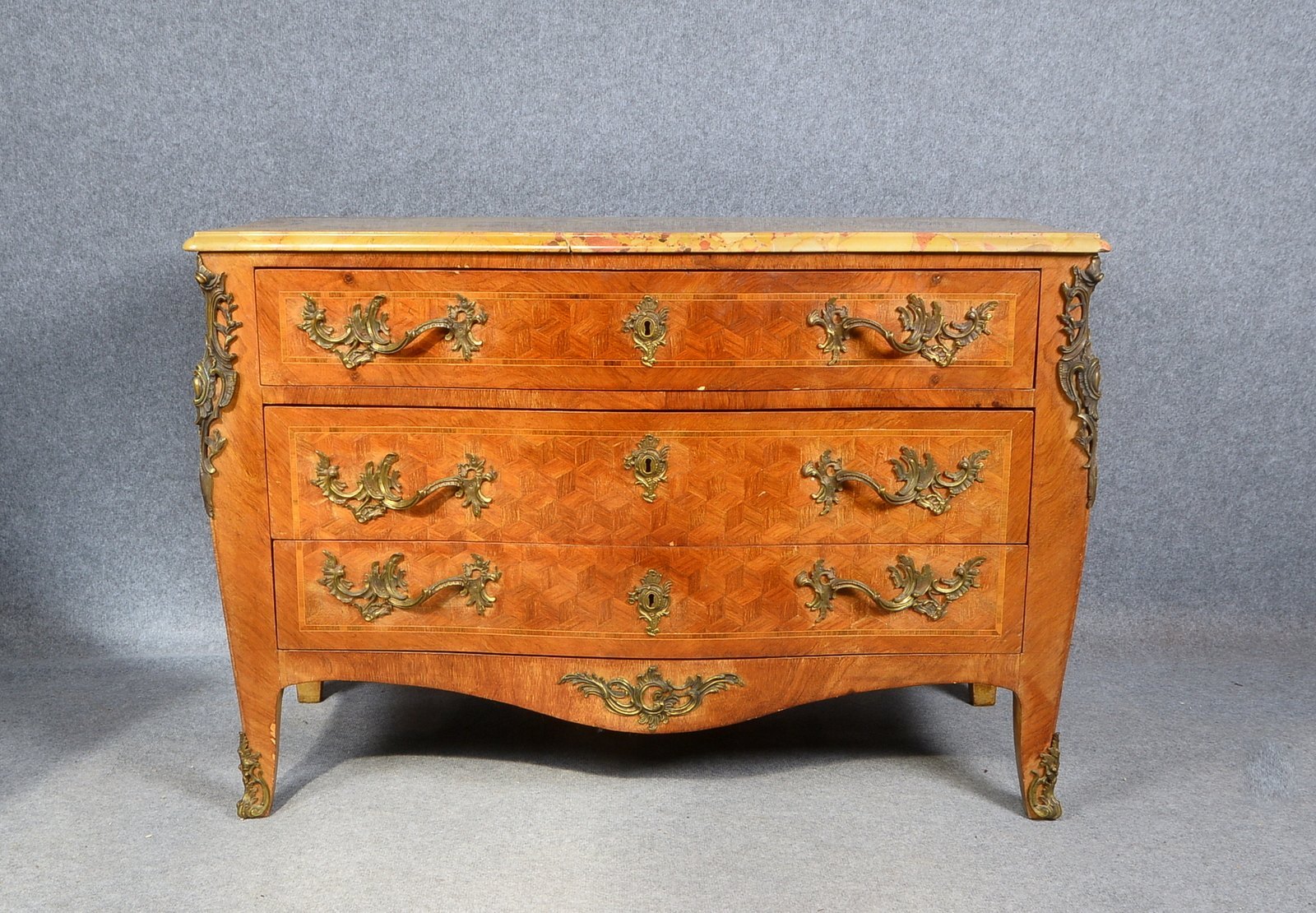Kommode (um 1880), Nussbaum und andere Hölzer, 3-schübig, Korpus mit aufgelegter Marmorplatte, mit B