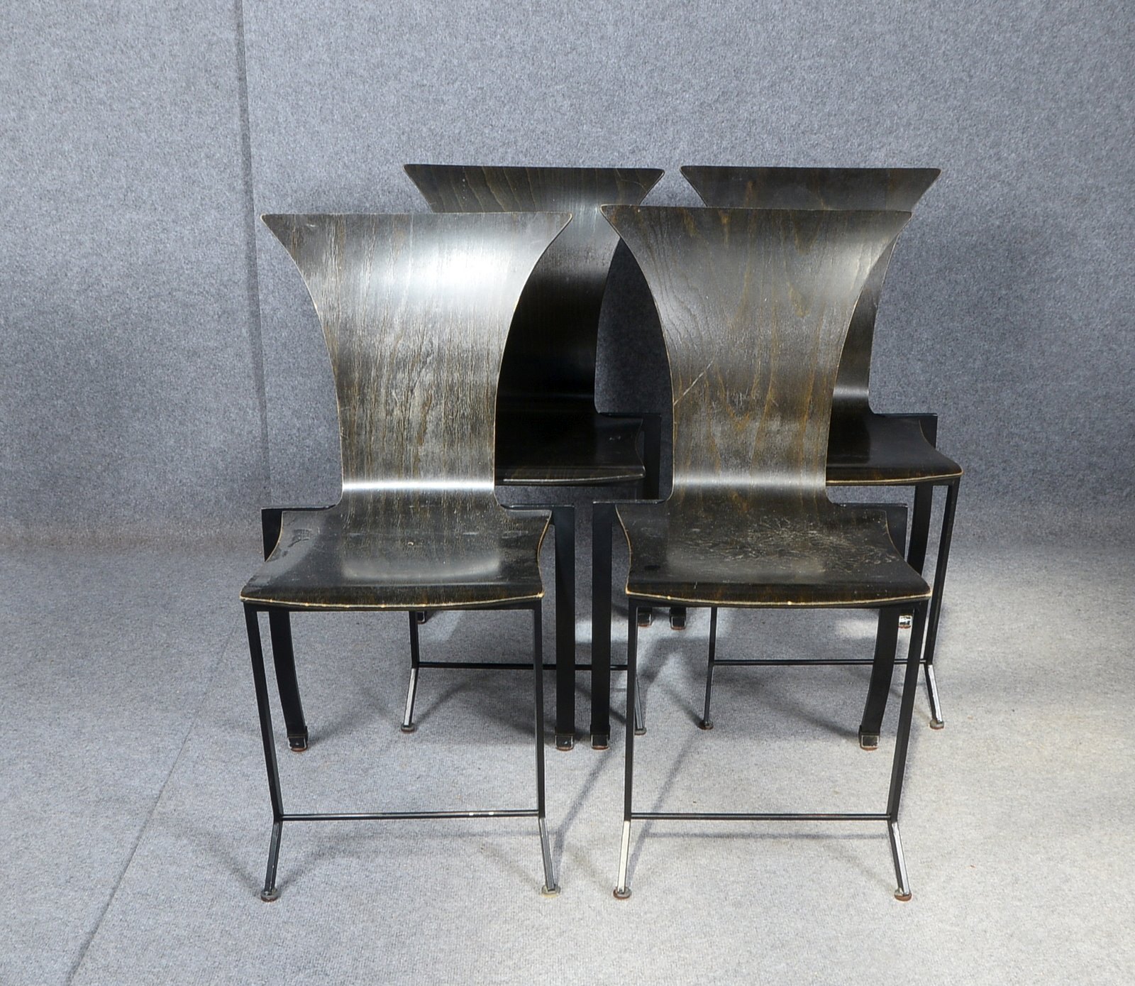 KFF, Satz Stühle, Eisengestell und Schichtholz/schwarz gefasst, 4 Stück; Sitzhöhe 48 cm (mit Gebrauc