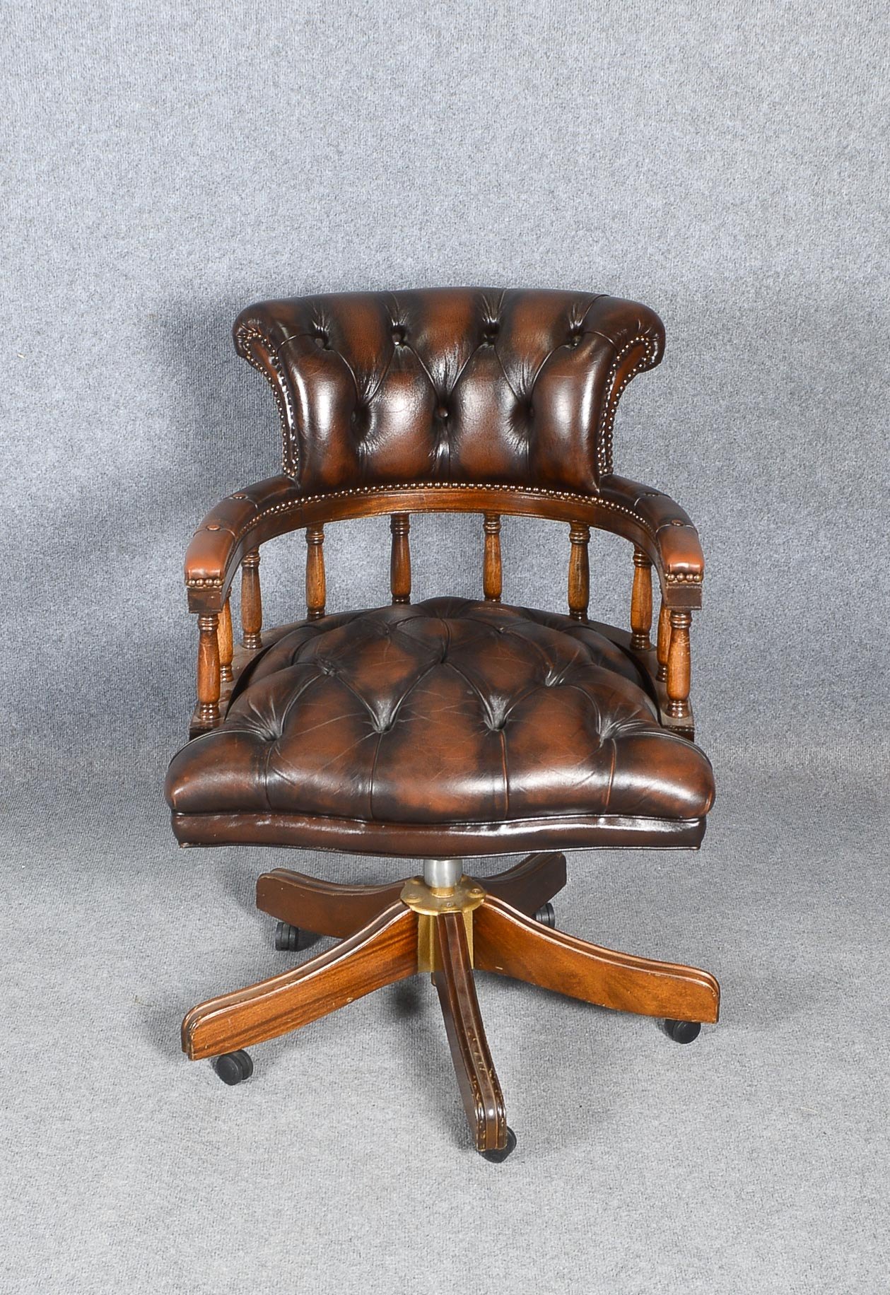 Chesterfield-Armlehnstuhl, Norwegen, mit balustrierter Arm- und Rückenlehne, drehbar, höhenverstellb