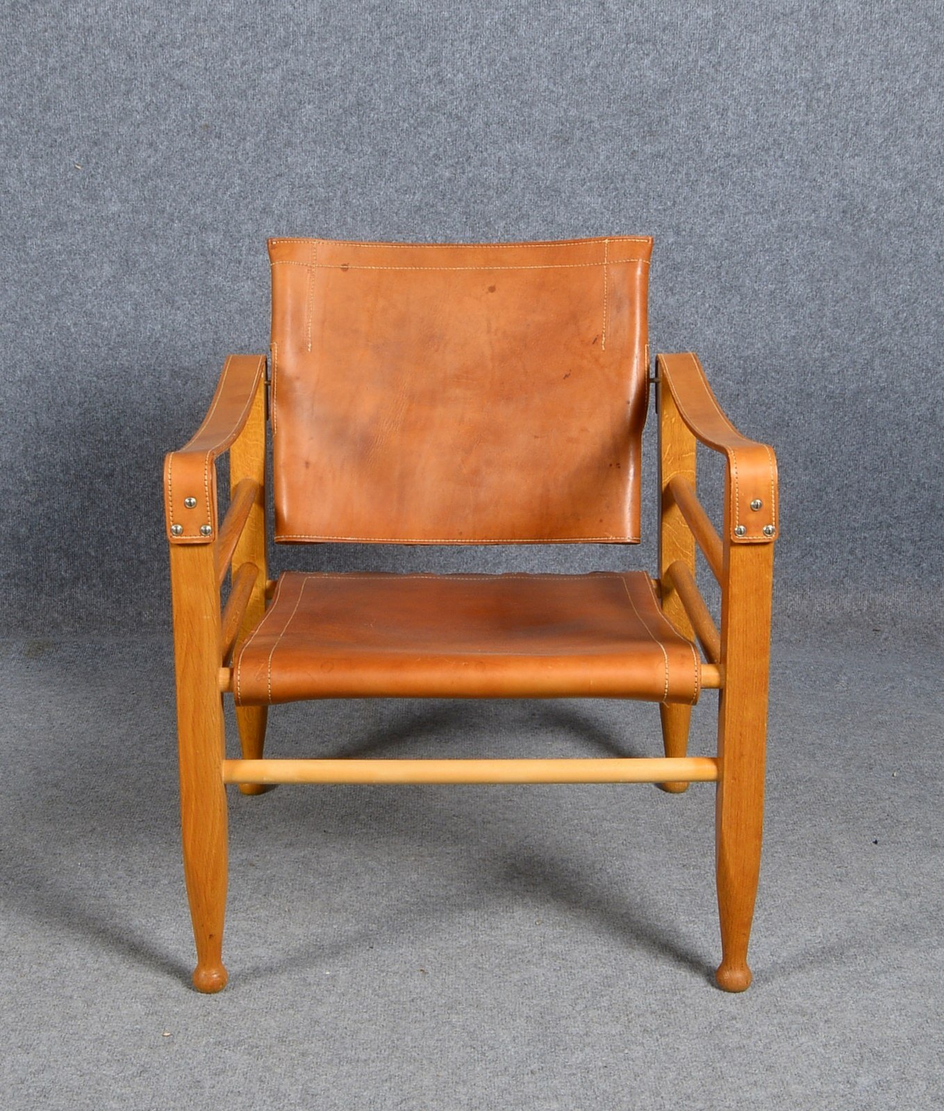 Designer-Stuhl/Safari-Chair (im Stil von Kaare Klint/Dänemark), Eichenholz-Gestell und cognacfarbene