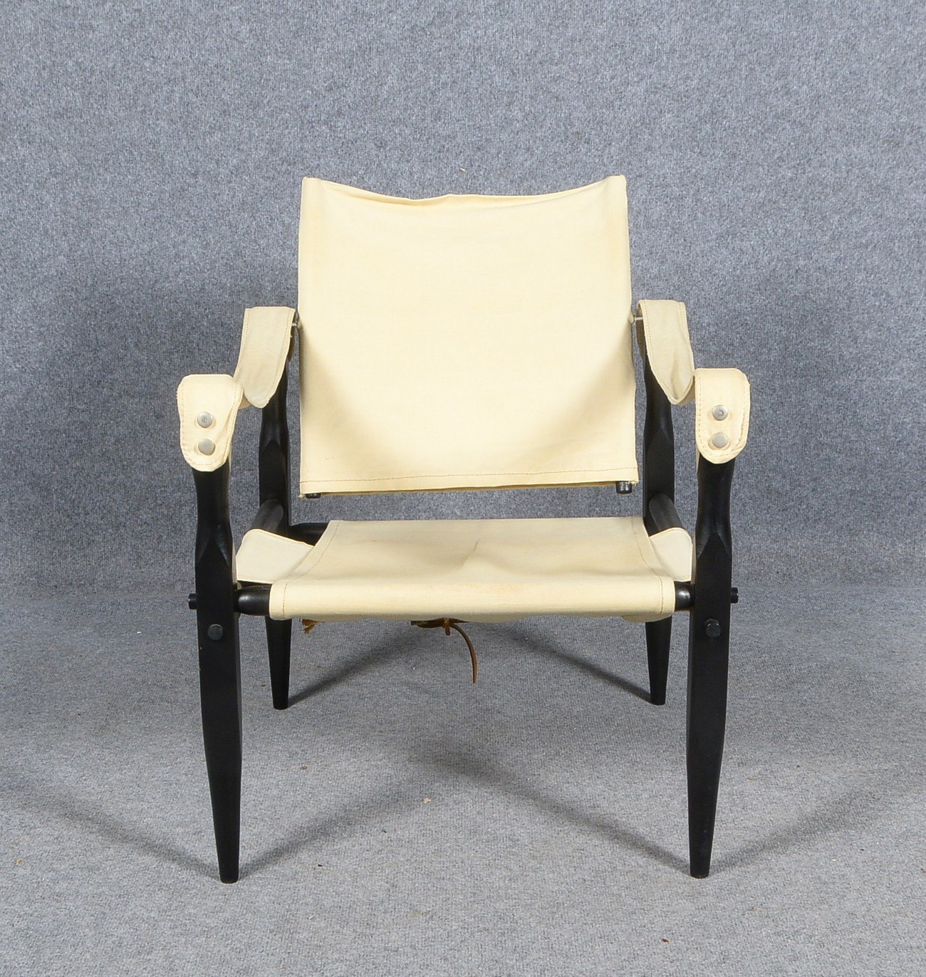 Designer-Stuhl/Safari-Chair (im Stil von Kaare Klint/Dänemark), Holz schwarz lackiert, beigefarbenes