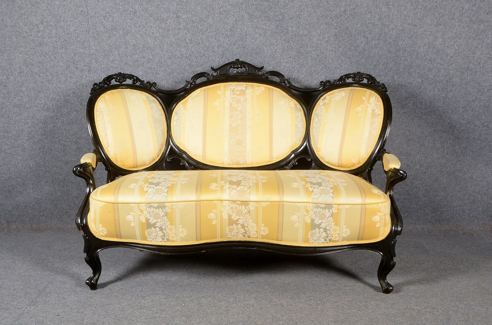 Sofa (im Louis XV-Stil), ebonisiert, mit Schnitzwerk, Stoffbezug; Breite 152 cm