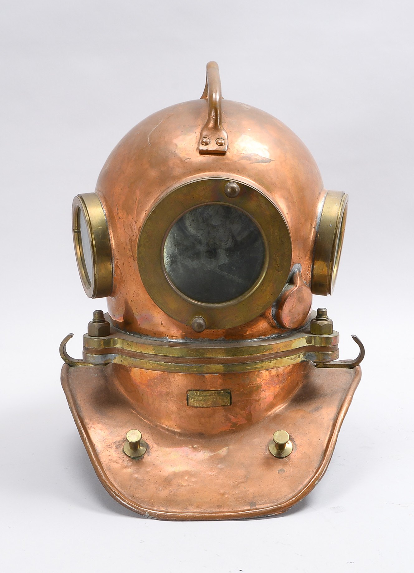 Nautisches Sammlerstück: antiker Taucherhelm (Russland), Kupfer/Messing, Helmglocke getriebenes Kupf