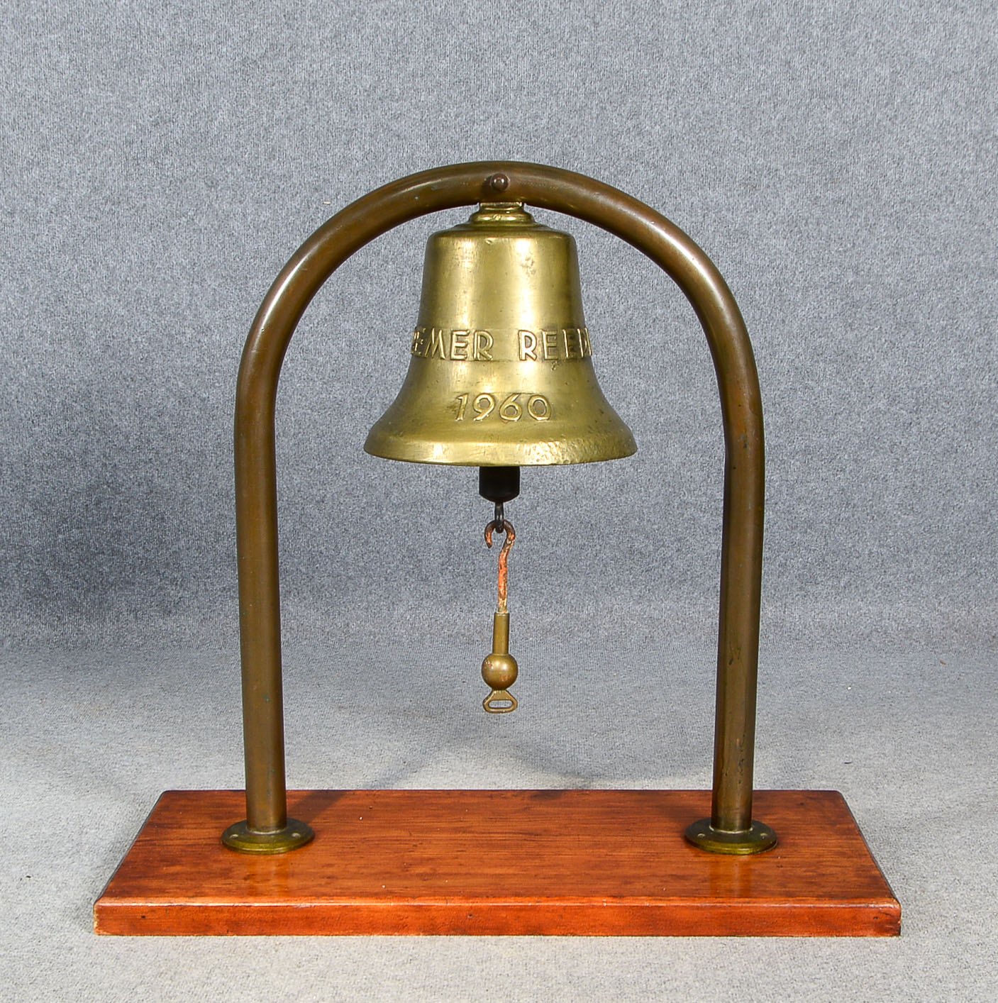 Nautisches Sammlerstück: Schiffsglocke, Messing, bezeichnet und datiert 'Bremer Reeder - 1960', in M