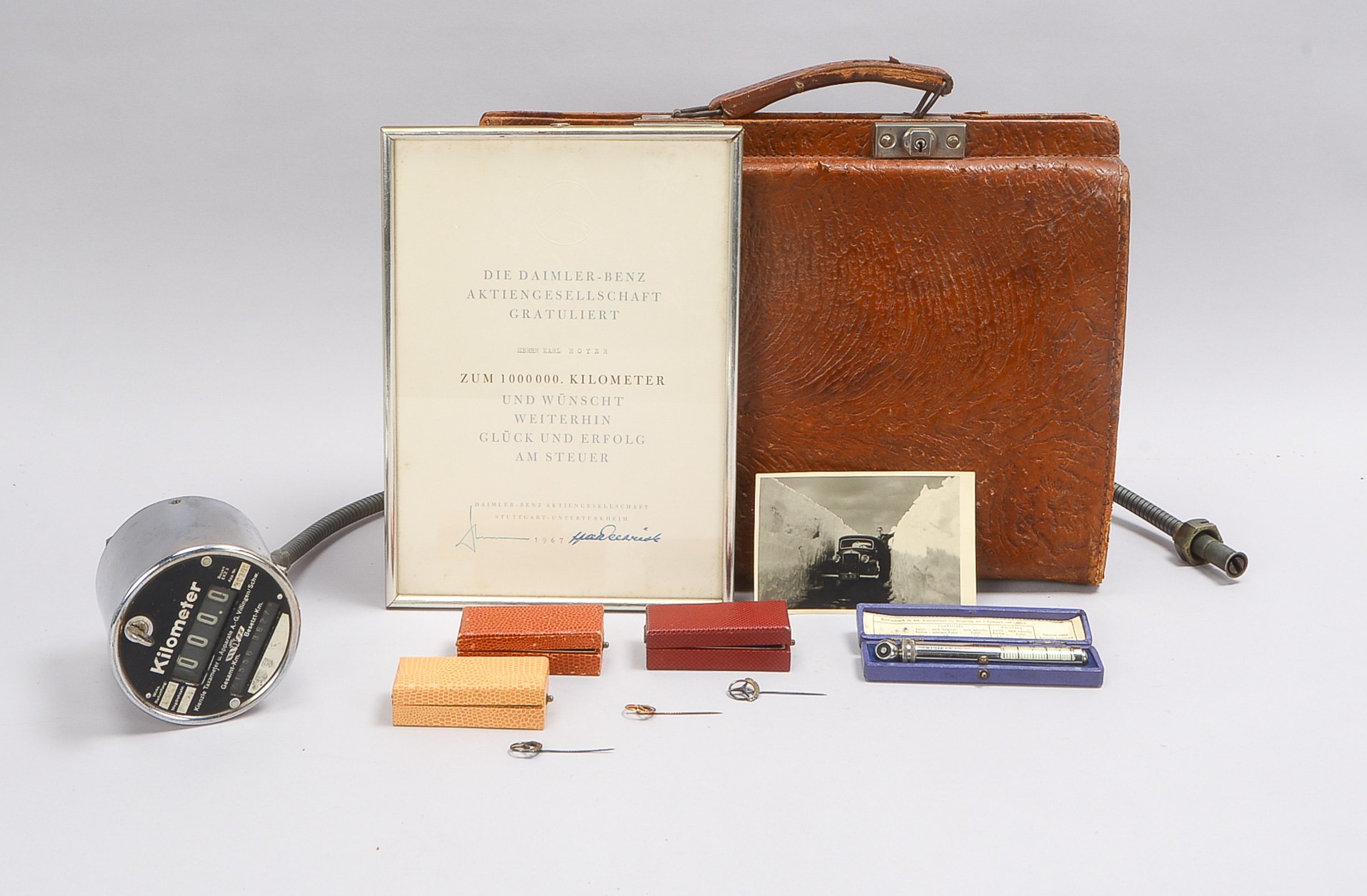 Sammlerkonvolut Automobilia-Accessoires, 'Mercedes Benz' - verschiedene Auszeichnungen und Zubehör: