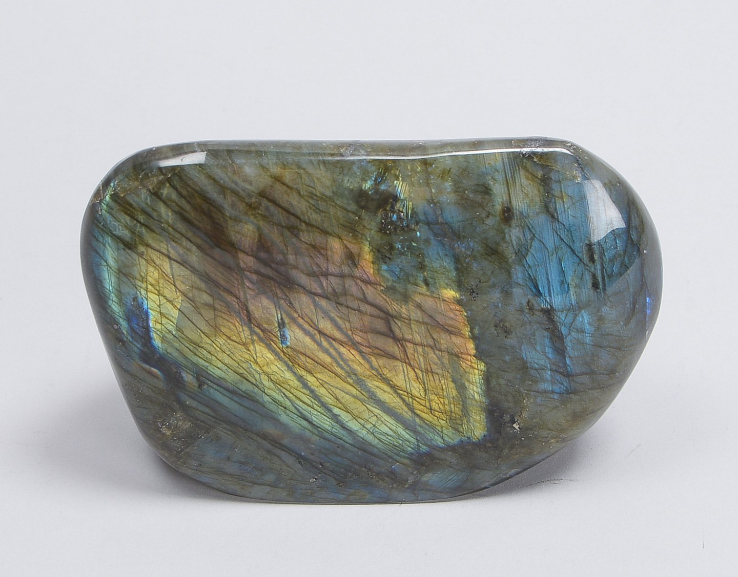 Großer Labradorit, Standobjekt, polierter Stein - auch als Briefbeschwerer nutzbar; Maße 15 x 6 cm,