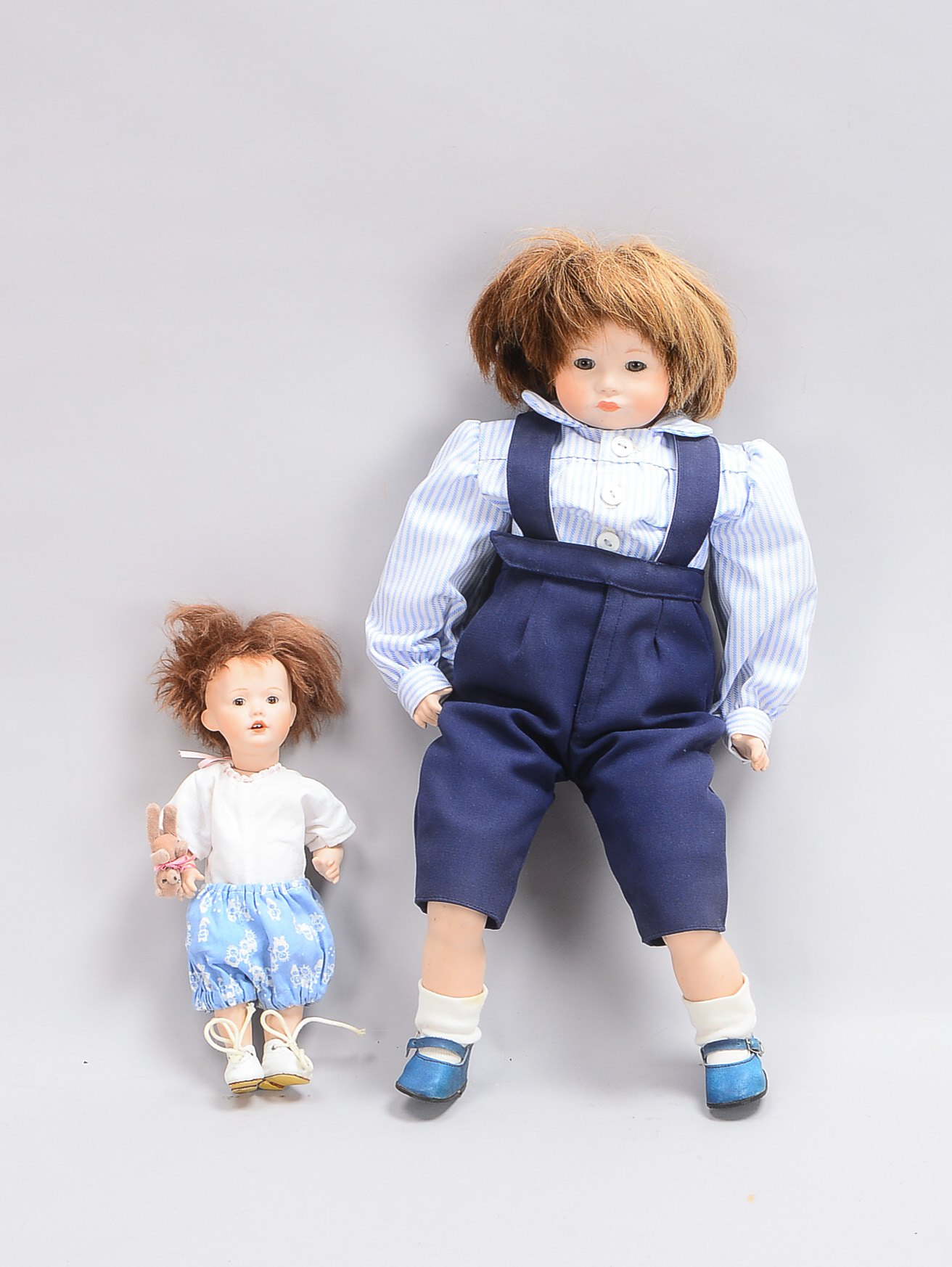 2 Sammlerpuppen, J.D. Kestner, 2x Modell-Nr. '237', Porzellan-Körper, jeweils mit Bekleidung, 1x dat