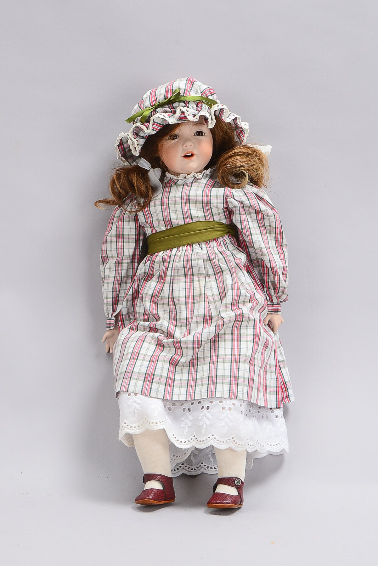 Sammlerpuppe (Frankreich), SFBJ, Modell-Nr. '252', Porzellan-Körper, mit Bekleidung; Höhe ca. 50 cm