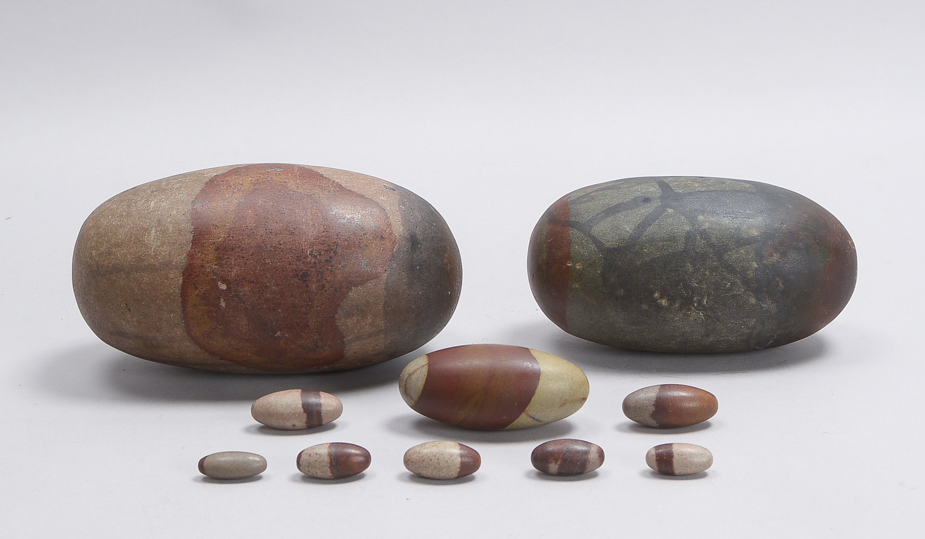 Kleine 'Shiva Lingam'-Steinsammlung (Fluss Narmada/Indien - im indischen Hindusimus Sinnbild des Wer
