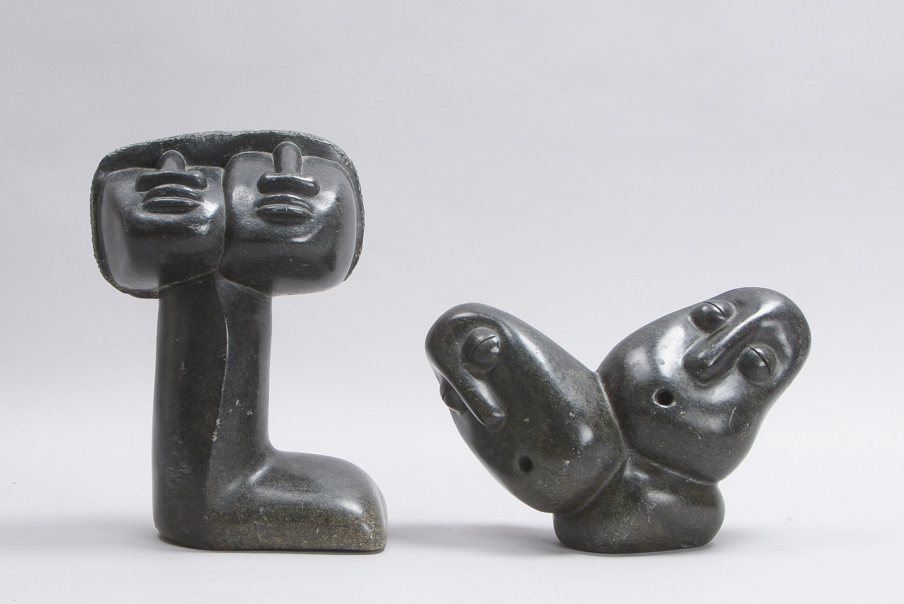 2 Shona-Skulpturen (Afrika), 'Zweiköpfige Büsten', Serpentin, jeweils signiert; 1x Höhe 15 cm, und 1