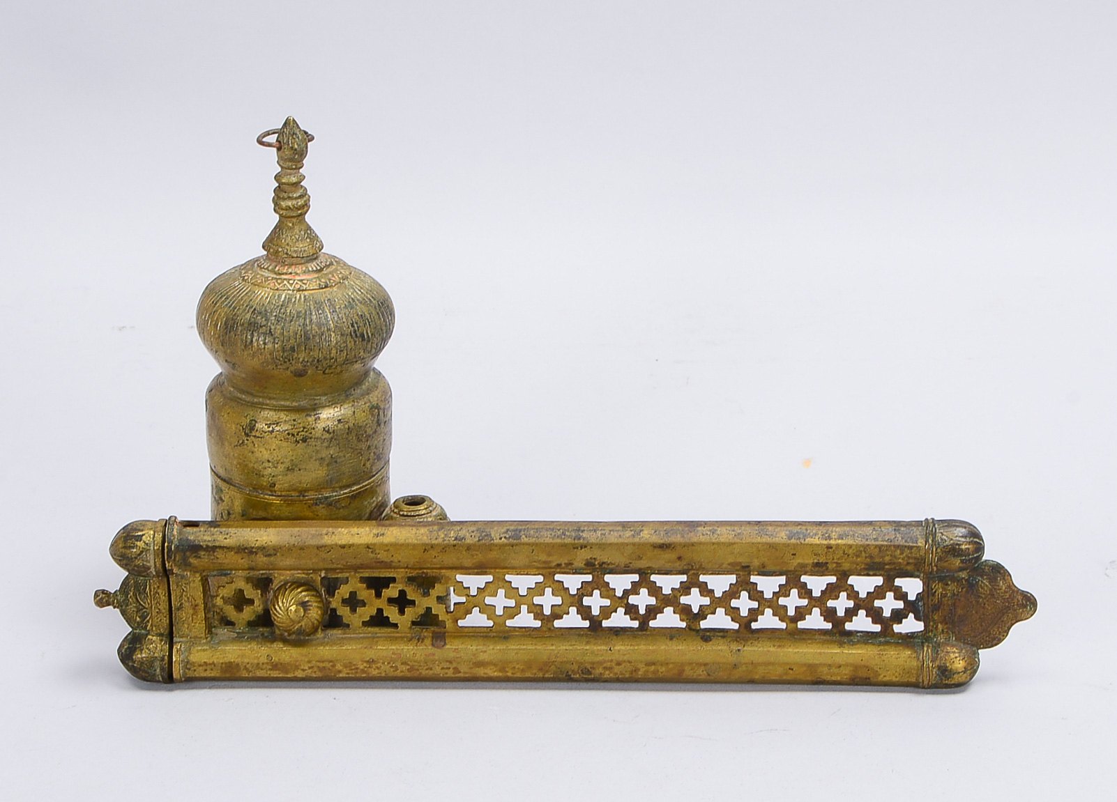 Figürliches Feder-/Tintengefäß (Indo-Persien, 19. Jahrhundert), 'Qualamdan', Messing, in Tempelform;