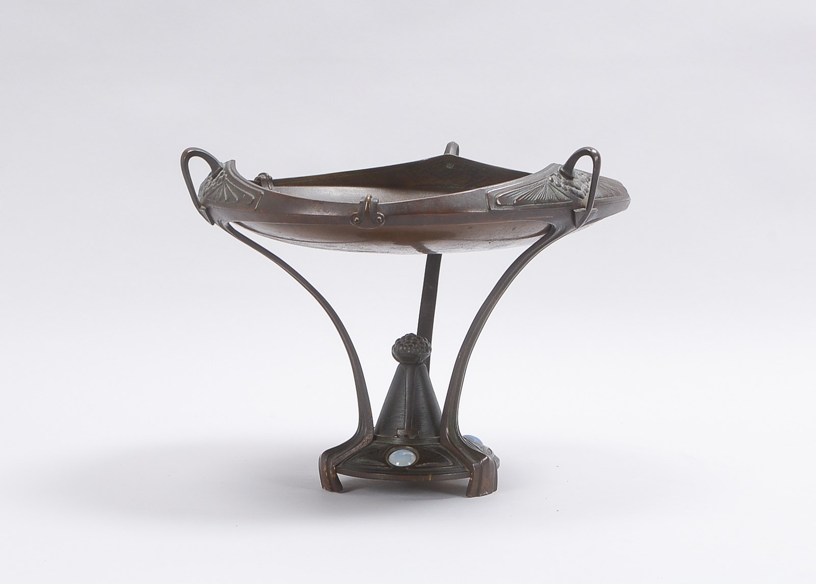 Tischaufsatzschale (Jugendstil, um 1900), Messing/verkupfert, Schale umlaufend mit 3x kleinen Handha