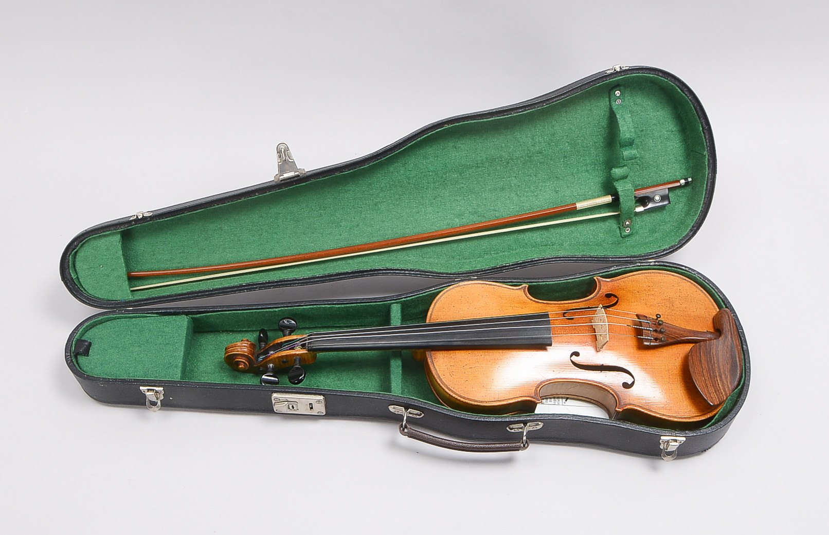 Anfänger-Geige (Markneukirchen), mit Bogen, im Kasten; Länge 59 cm - mit Zubehör