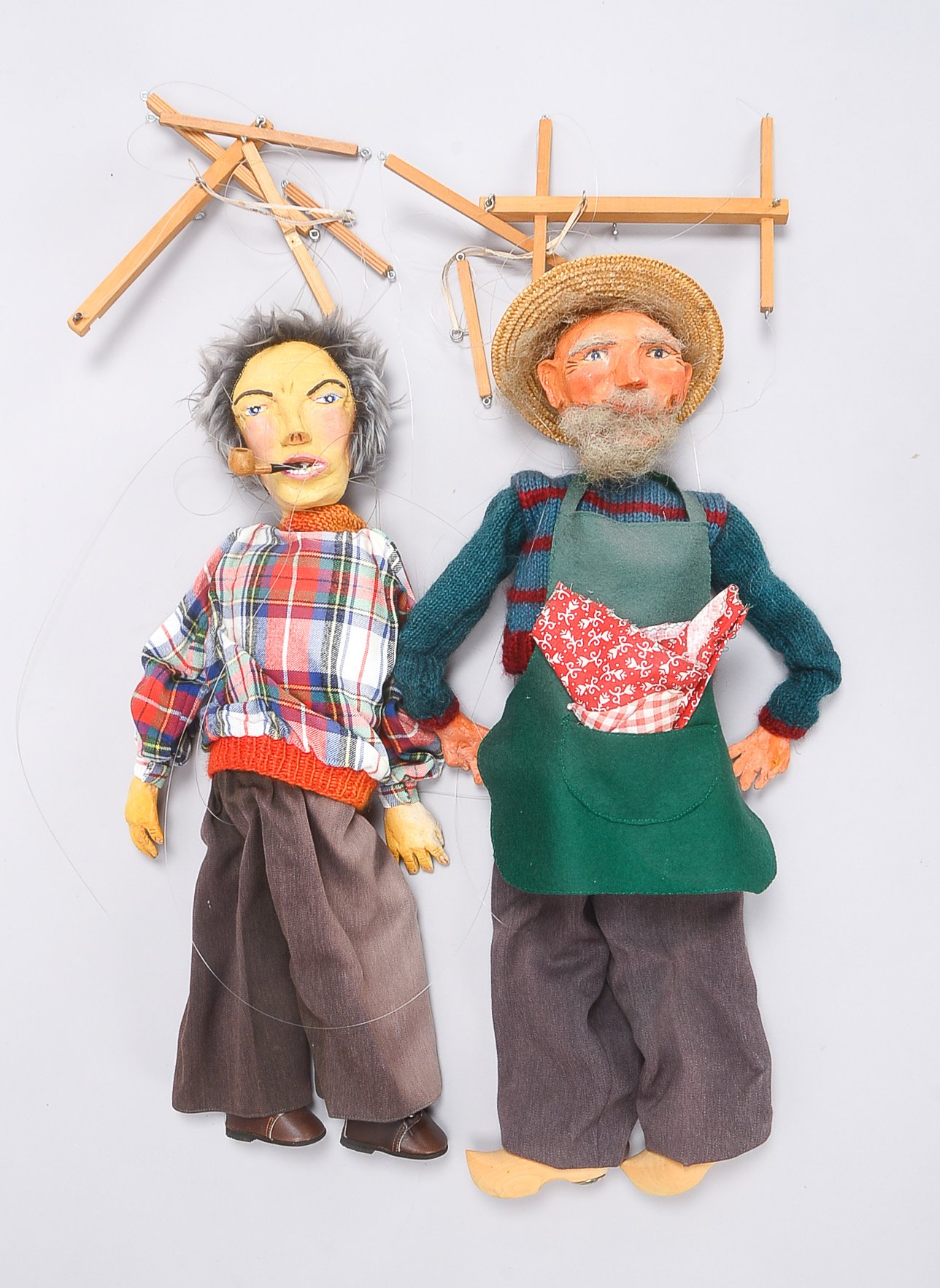 Paar Marionetten, Kunstmasse-Kopf, farbig staffiert, jeweils mit Bekleidung und Holz-/Lederschuhen;