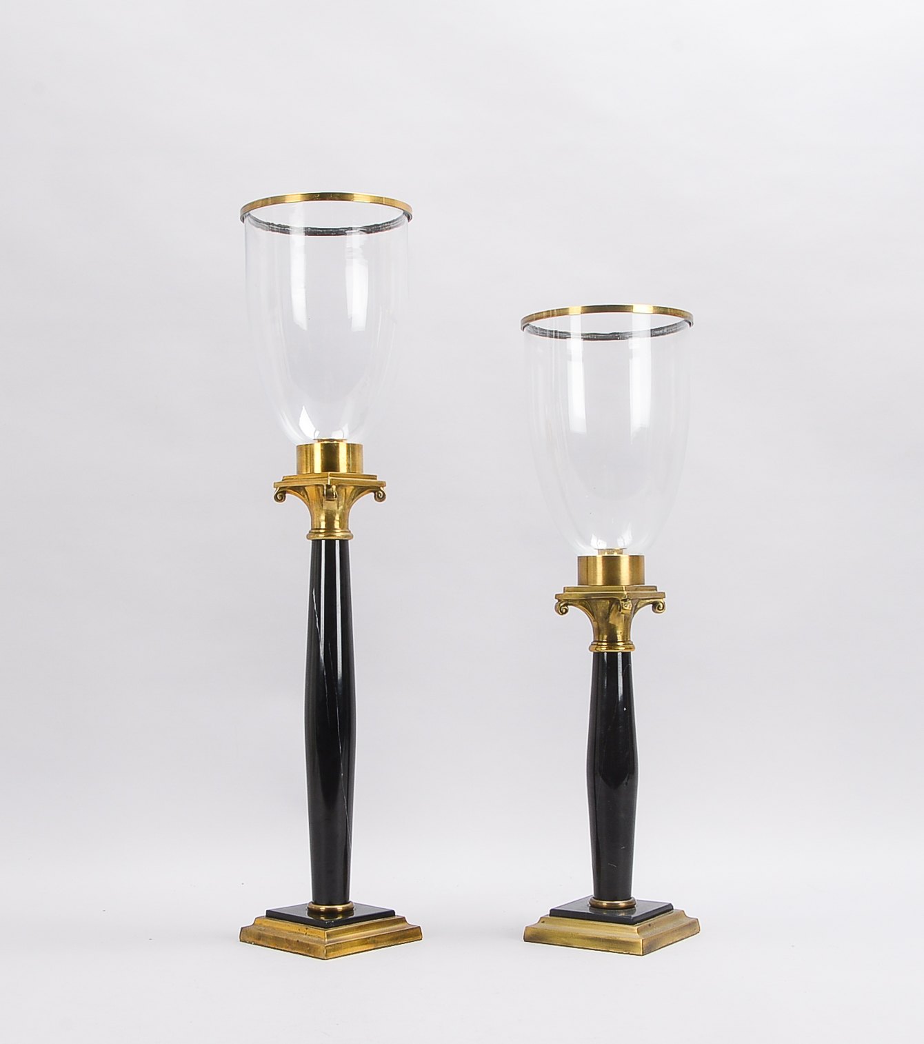 Paar Standkerzenleuchter (im Empire-Stil), marmorähnlicher Schaft, mit Bronze-Stand und Montierung,