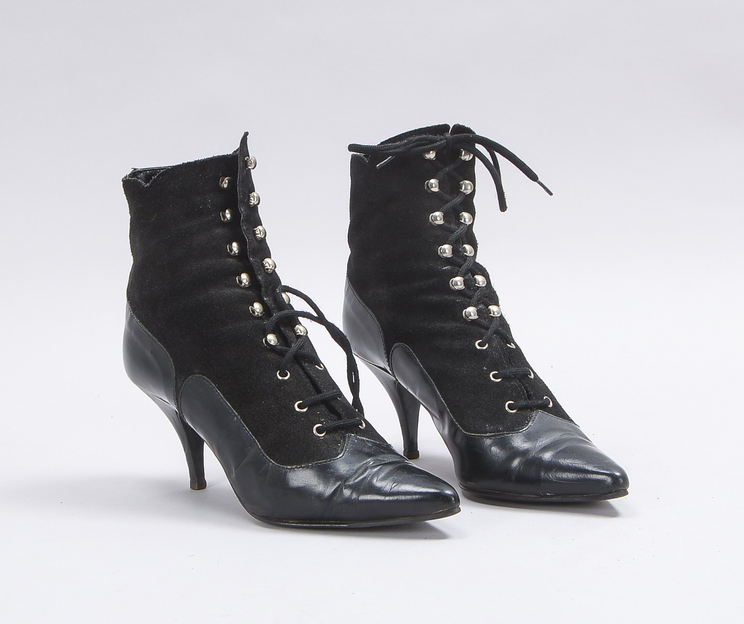 IRO/Italien, Paar Vintage-Damenstiefeletten, schwarzes Glattleder und Wildleder; Größe 38 (mit klein