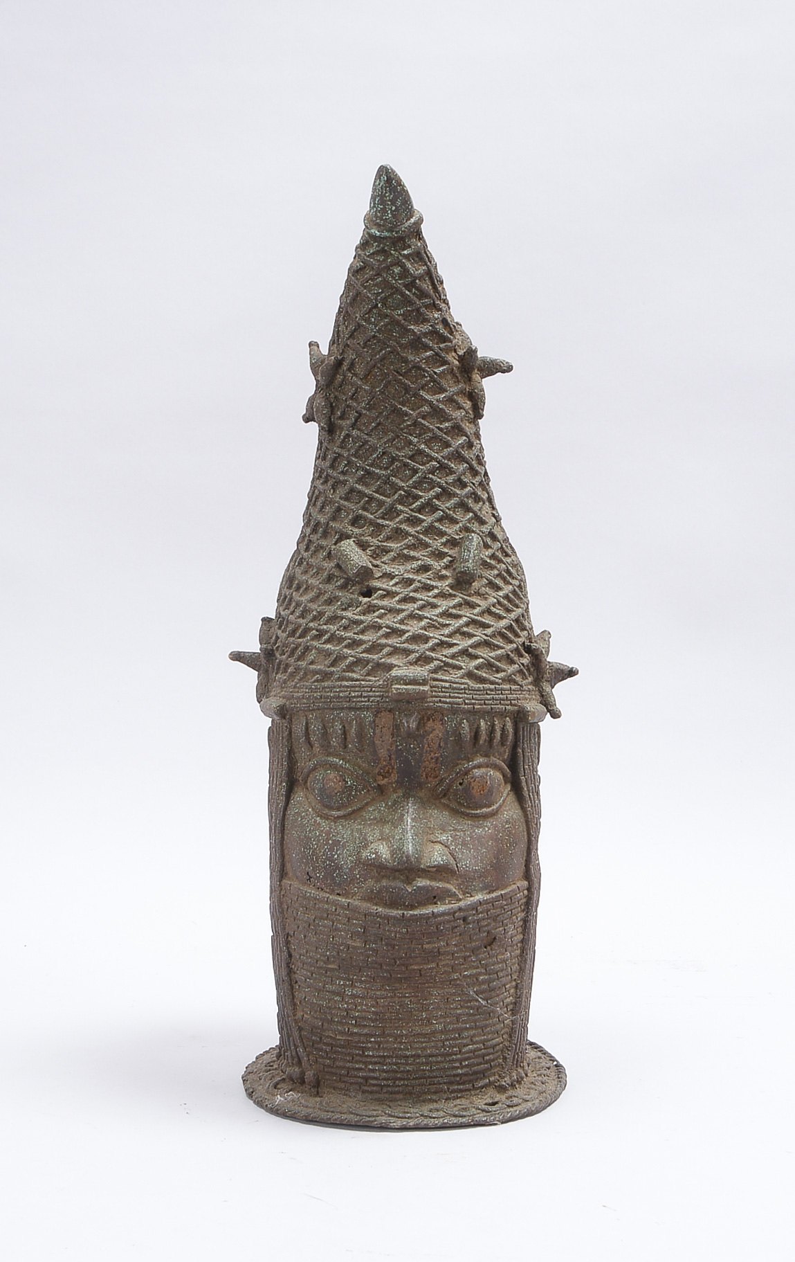 Bronzefigur (Edo/Benin), 'Kopf' mit traditionellem Kopfschmuck, Hohlguss-Bronze (Lost Wax) mit Koral