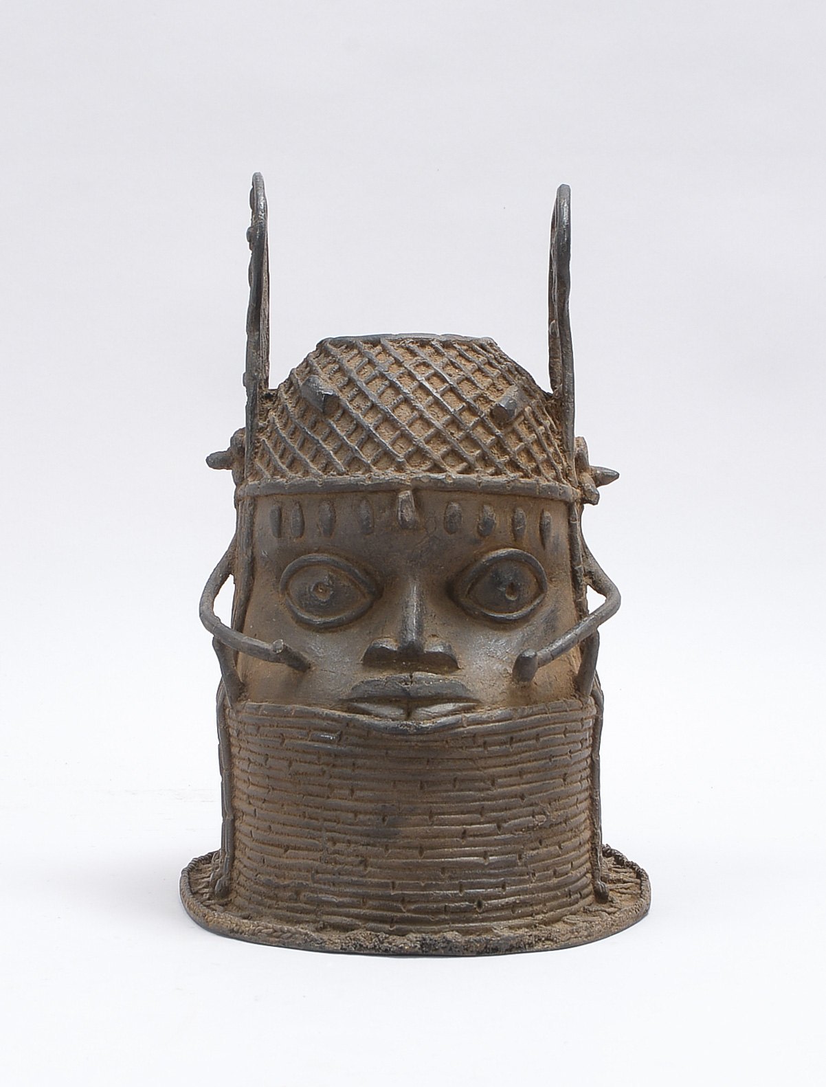 Bronzefigur (Edo/Benin), 'Oba' - Oberhaupt des Königreichs Benin, Darstellung mit Korallen-Ornat, Kr