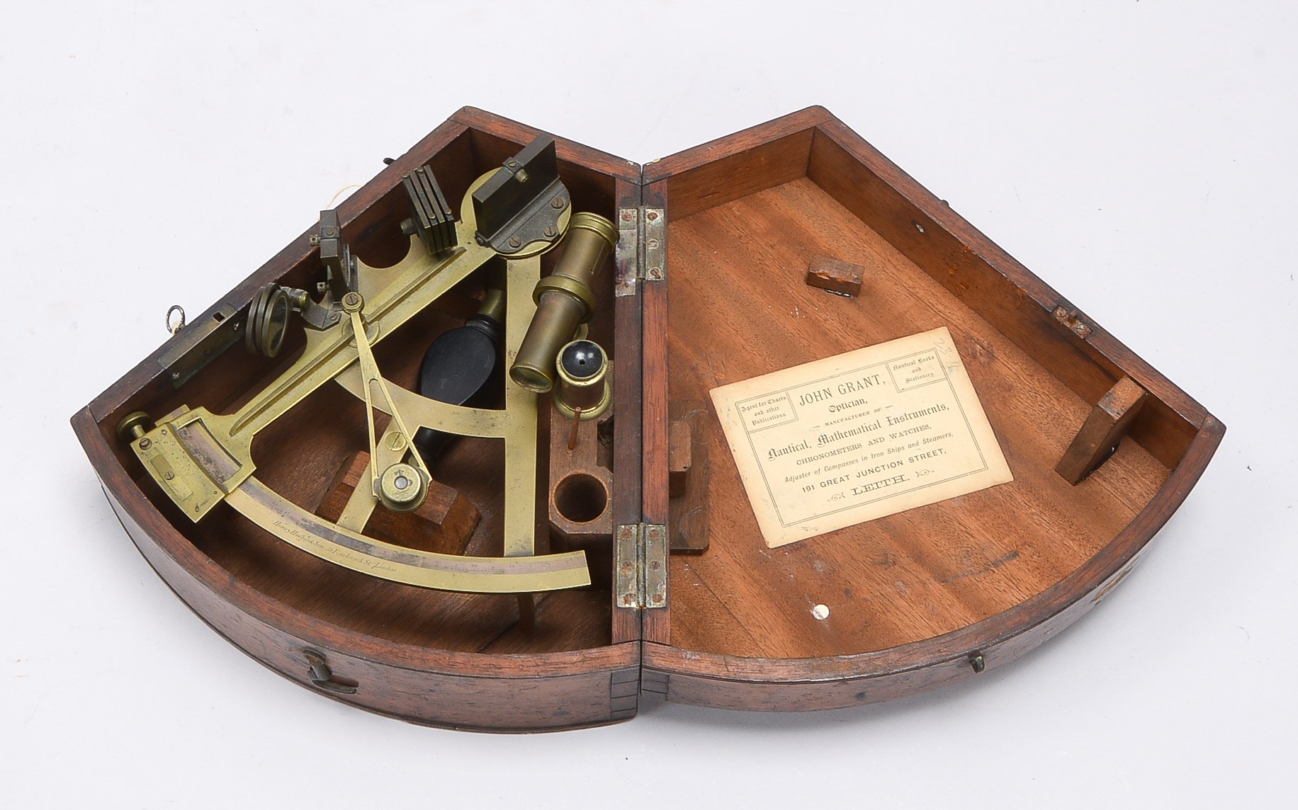Nautisches Sammlerstück: Henry Hughes & Son/London, Messing-Sextant, im Holzkasten
