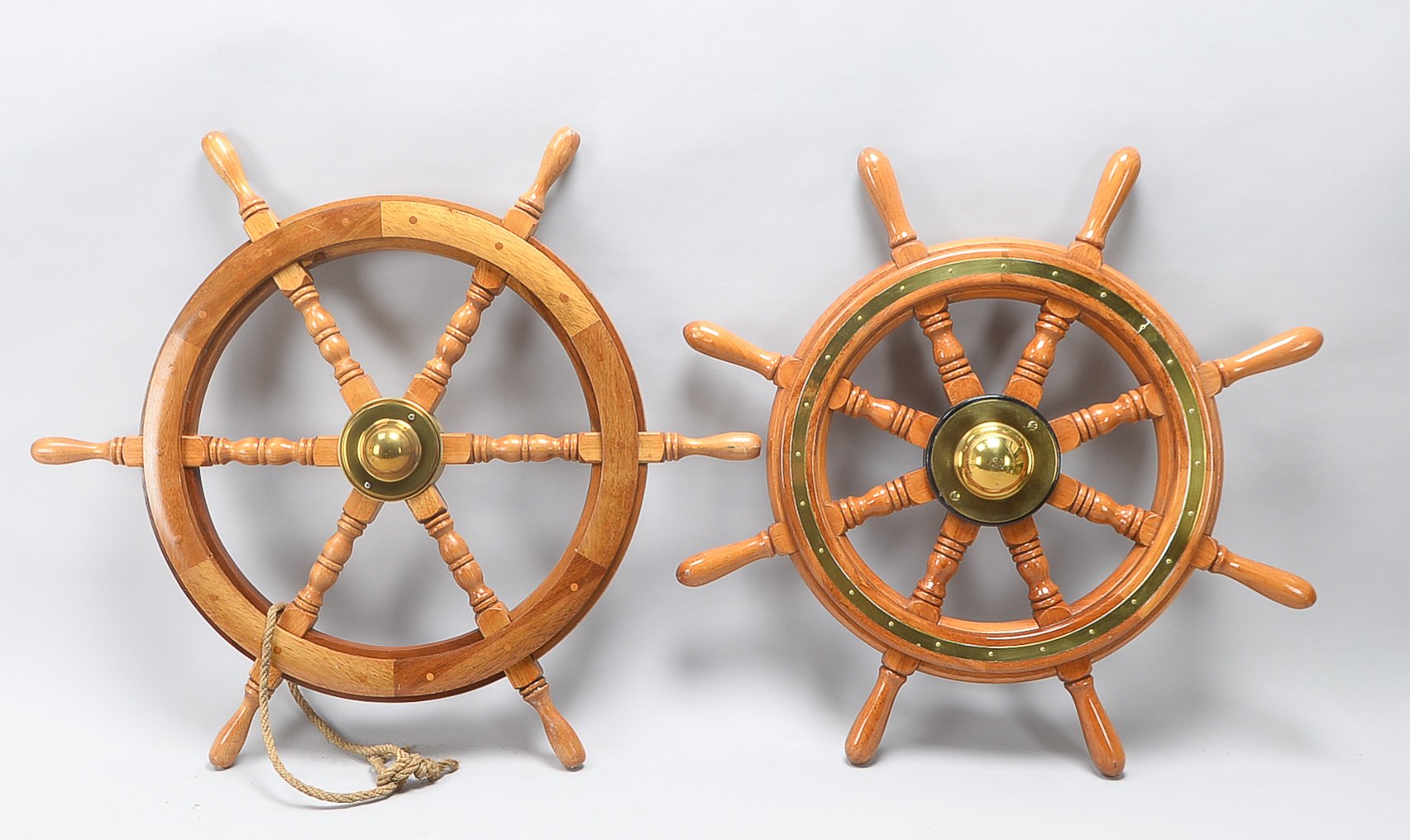 2 verschiedene Schiffssteuerräder, Mahagoni und Messing; Durchmesser Ø 77 cm und 69 cm