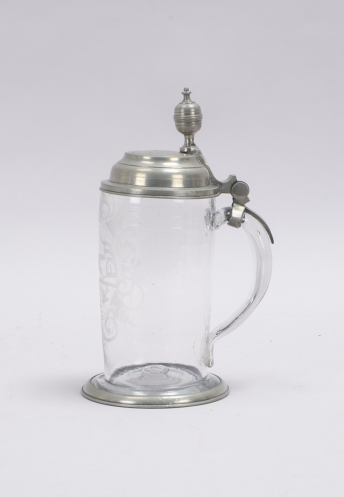 Sammler-Glaskrug (Biedermeier), Wandung mir geätztem floralem Dekor, Krug mit Zinndeckel, Initialen-