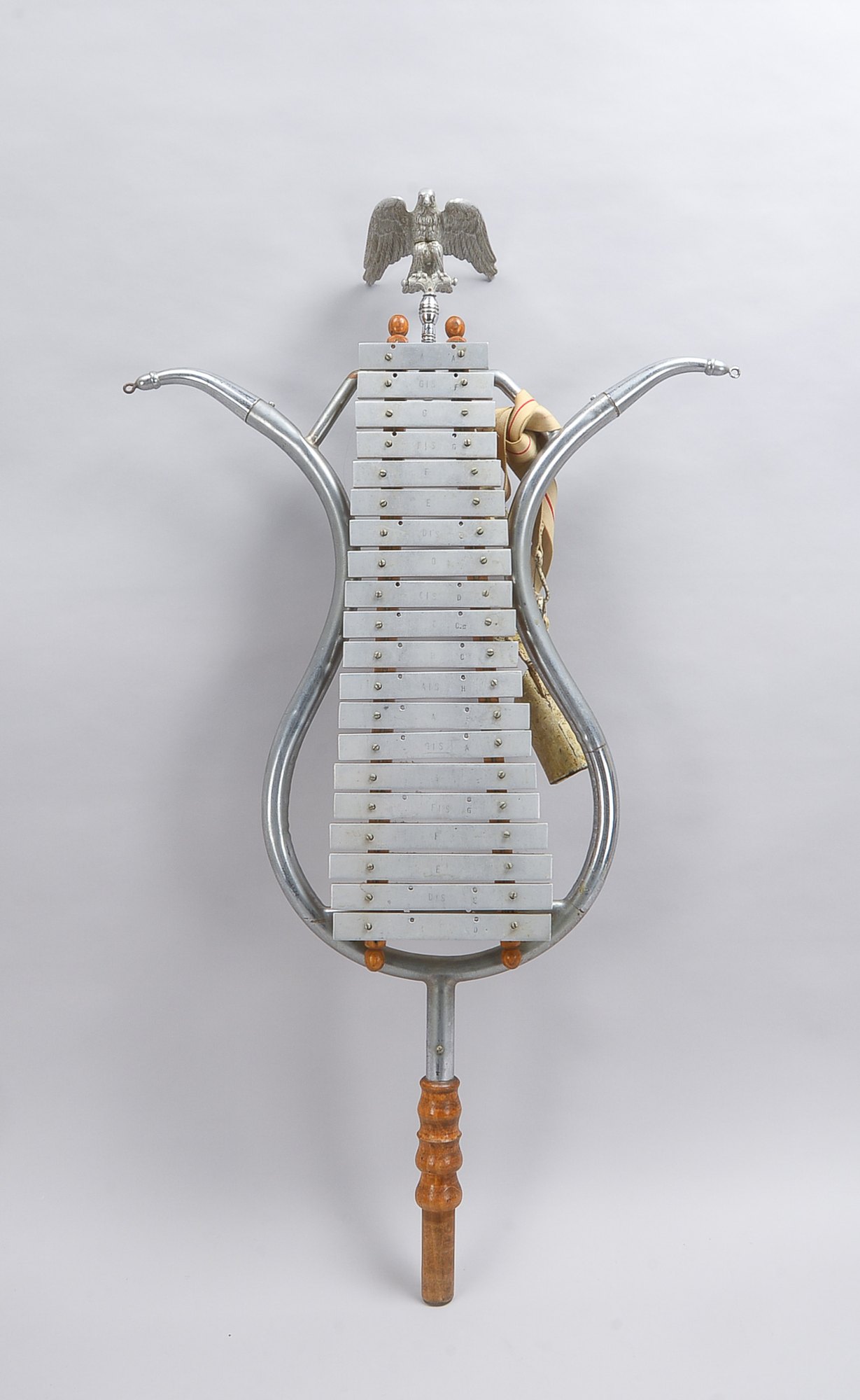 Historisches Sammerstück, alte Lyra/Spielmannszug-Marschglockenspiel, auf der Spitze mit charakteris