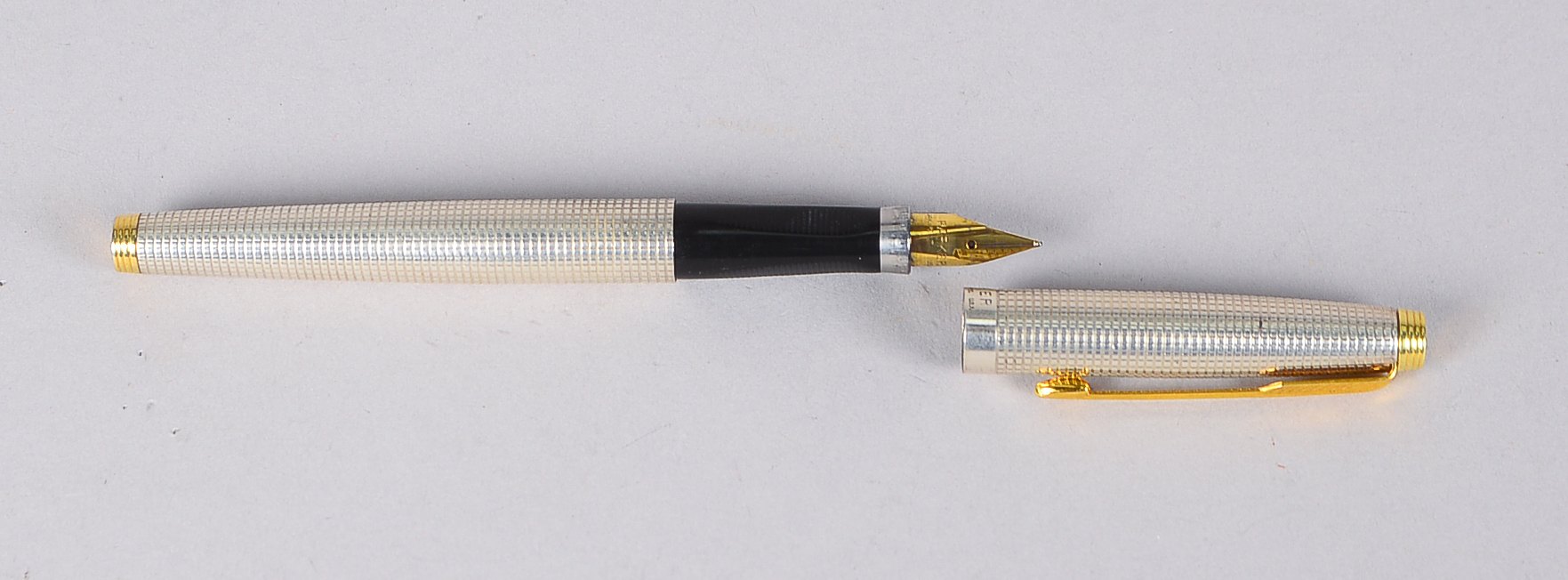 Sammler-Schreibgerät: Füllfederhalter, Parker, Sterlingsilber-Gehäuse/partiell vergoldet, mit 14 kt-