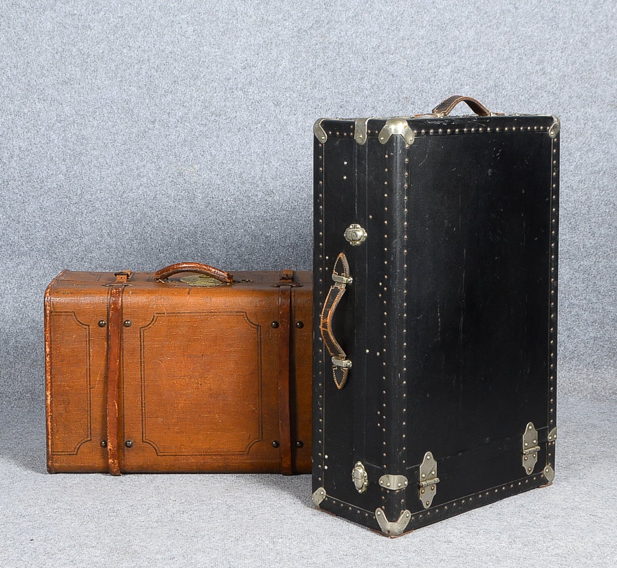 2 verschiedene Überseekoffer/Reisekoffer, schwarzer Koffer mit Innenleben; Maße schwarz 23 x 76 x 48