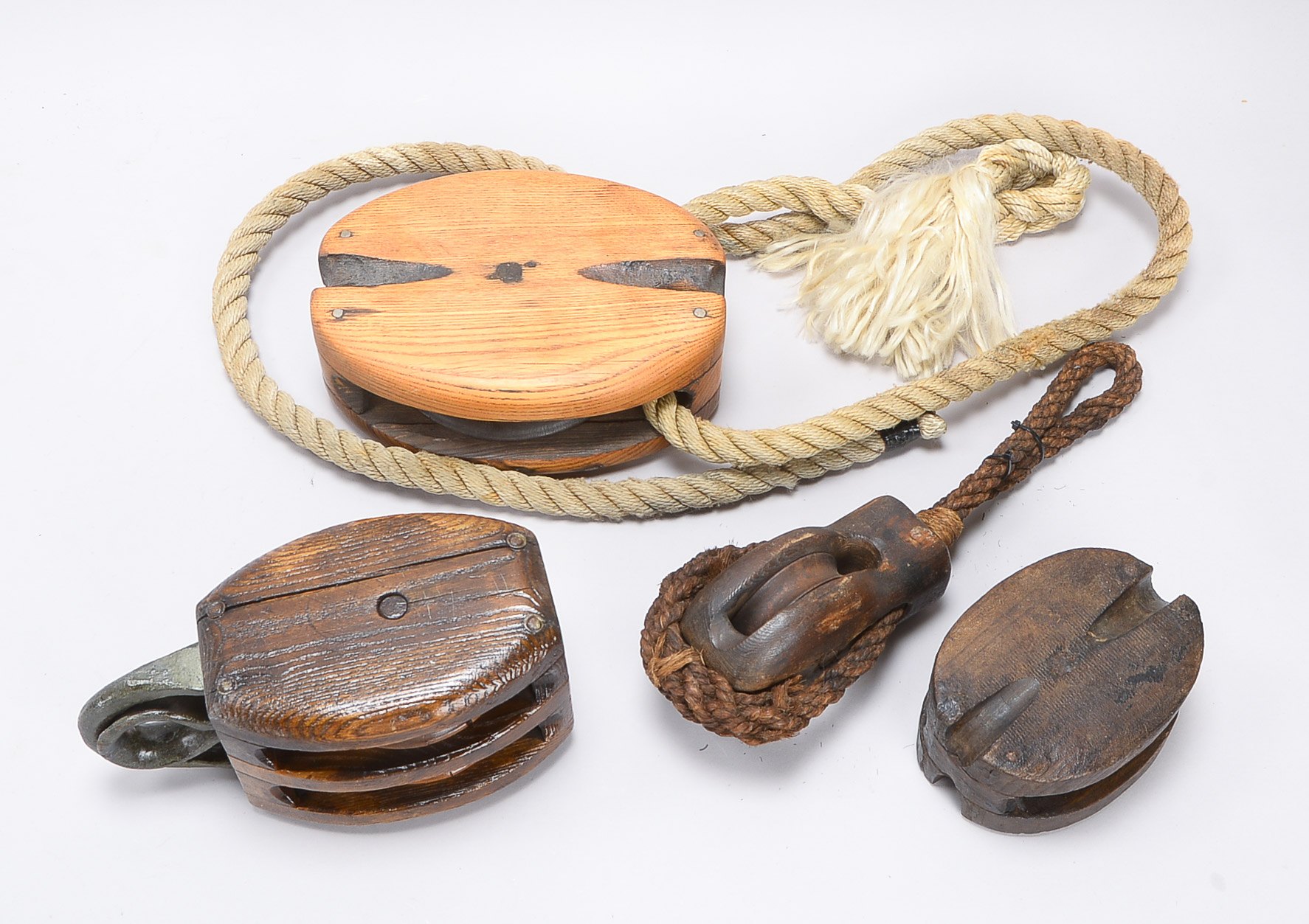 Maritimes Sammlerstück, 4 x Schiffs-Flaschenzüge, sog. Taljen, versch. Holz- Ausführungen, aus unter