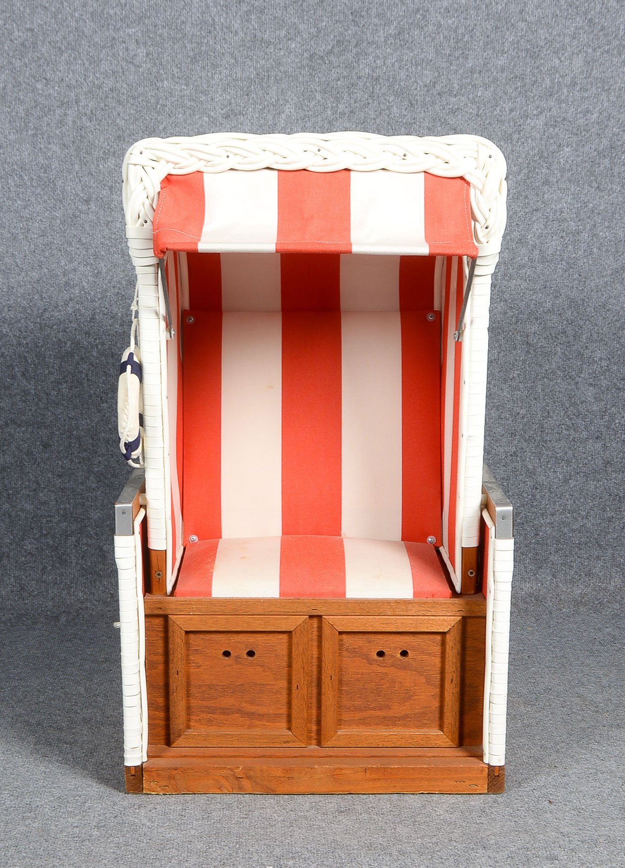 Miniatur-Strandkorb, maritimes dekoratives Sammlerstück aus Holz und Kunststoffgeflecht; Maße 83 x 4