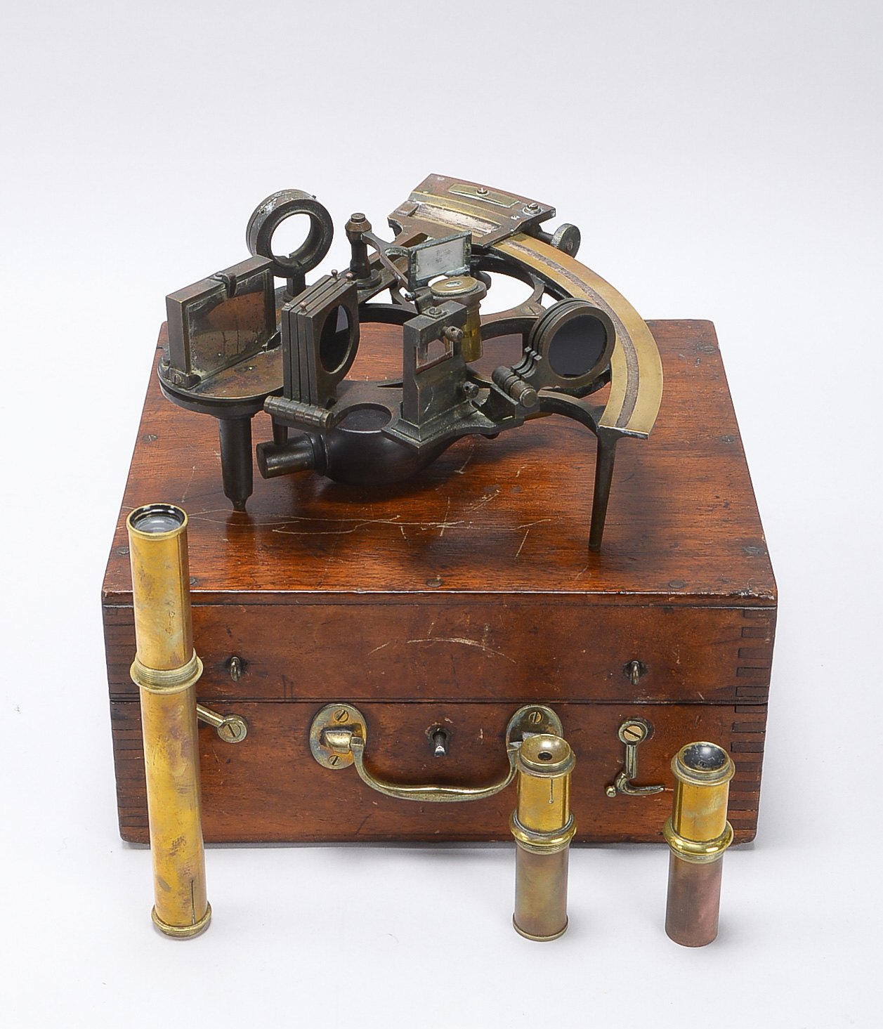 Nautisches Messinstrument, Sextant, Hersteller unbekannt, vermutlich England, mit etwas Zubehör, Fun
