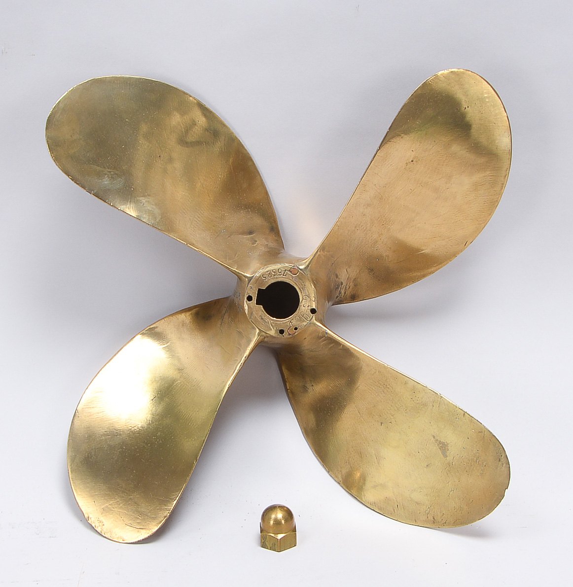 Schiffsschraube, schwere Bronze-Ausführung mit vier Schraubblättern; Durchmesser Ø 48 cm, Gewicht ca