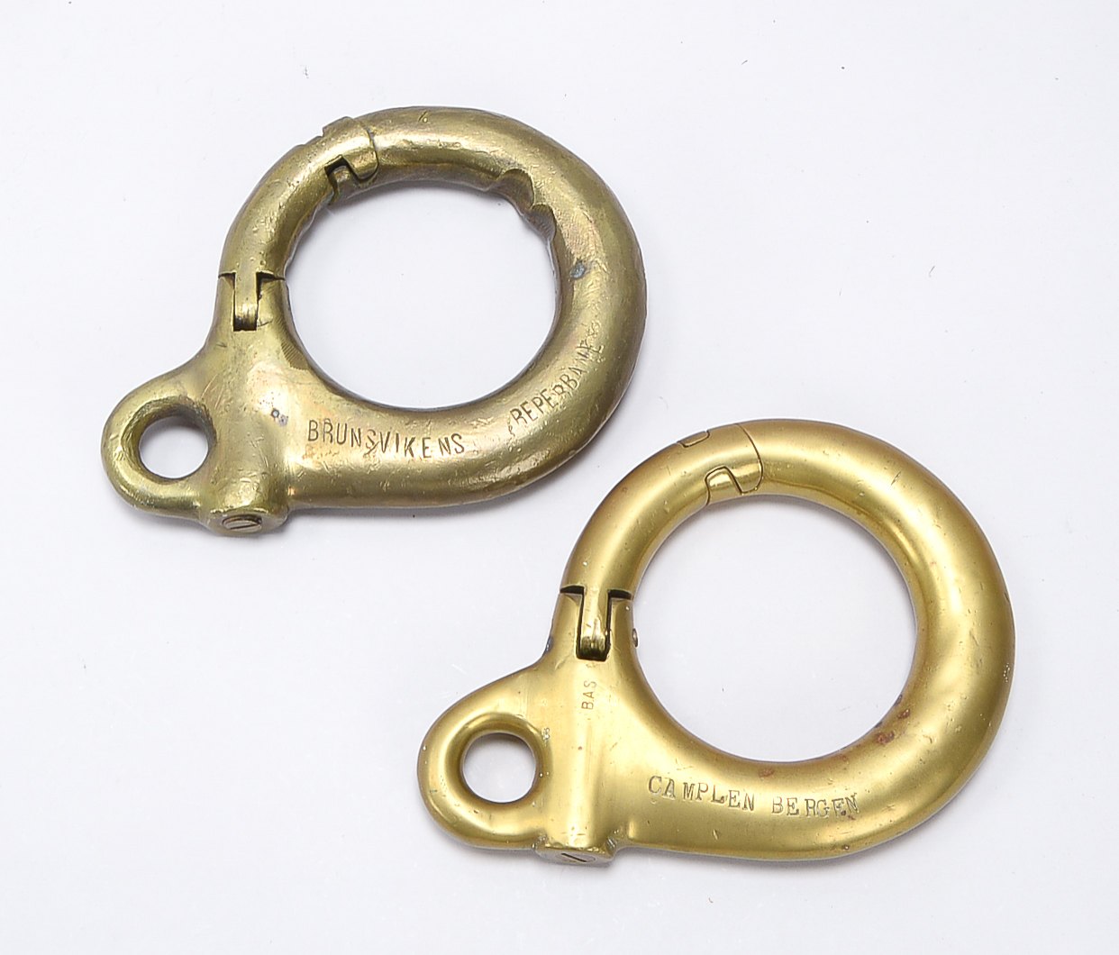 2 maritime Schnappschäkel, Bronze, jeweils bezeichnet: 'Camplen Bergen' und 'Brunsvikens', schwere