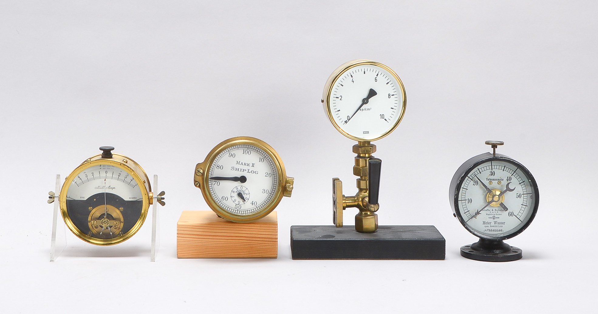 4 nautische Messinstrumente: 2x Tiefenmanometer, 1x Amperemeter und 1x Schiffslog, Funktionen ungepr