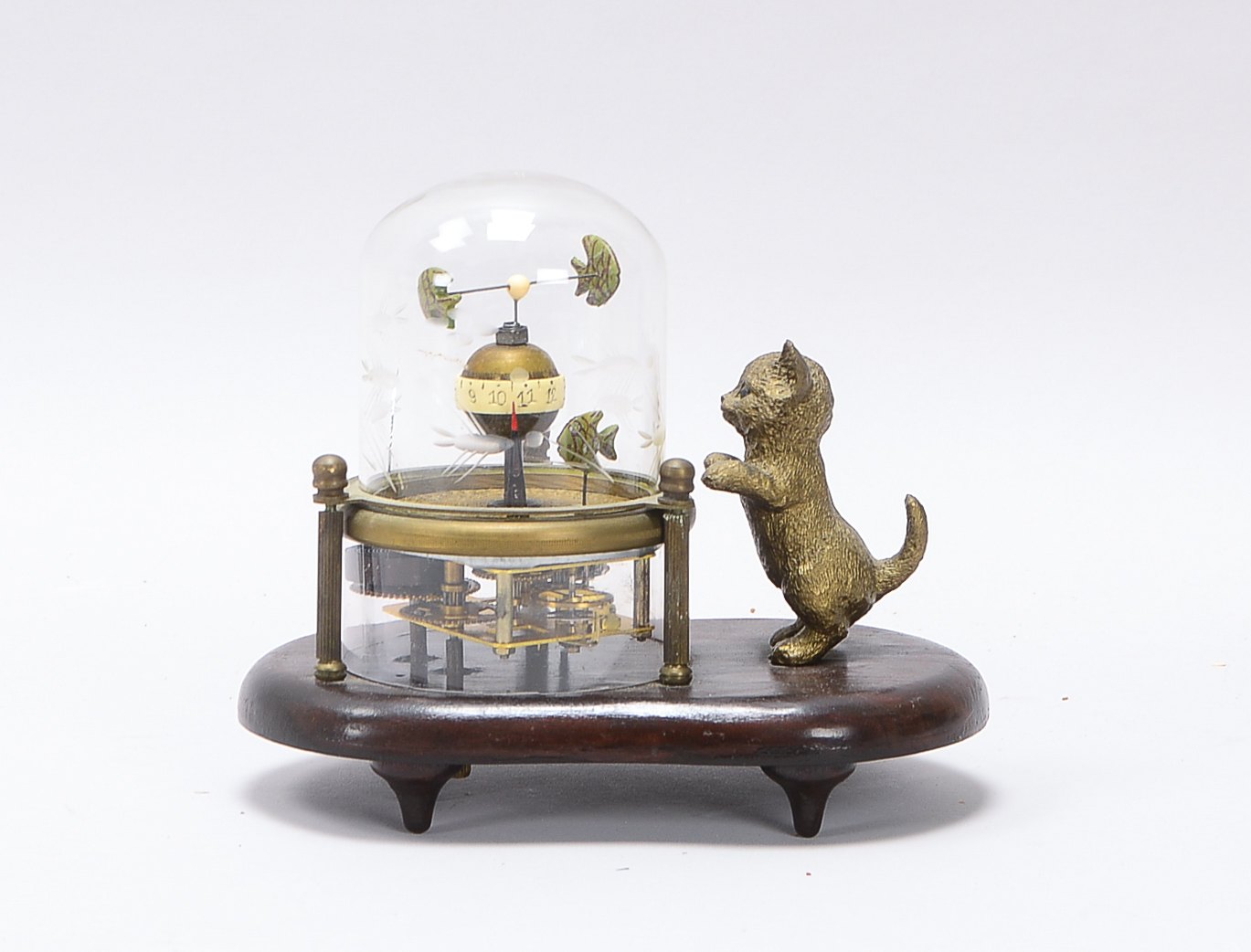 Automatenuhr, 'Katze und Fische', Uhr auf Holzsockel/Sockel mit geätzter Glaskuppel; Höhe 15 cm, Bre