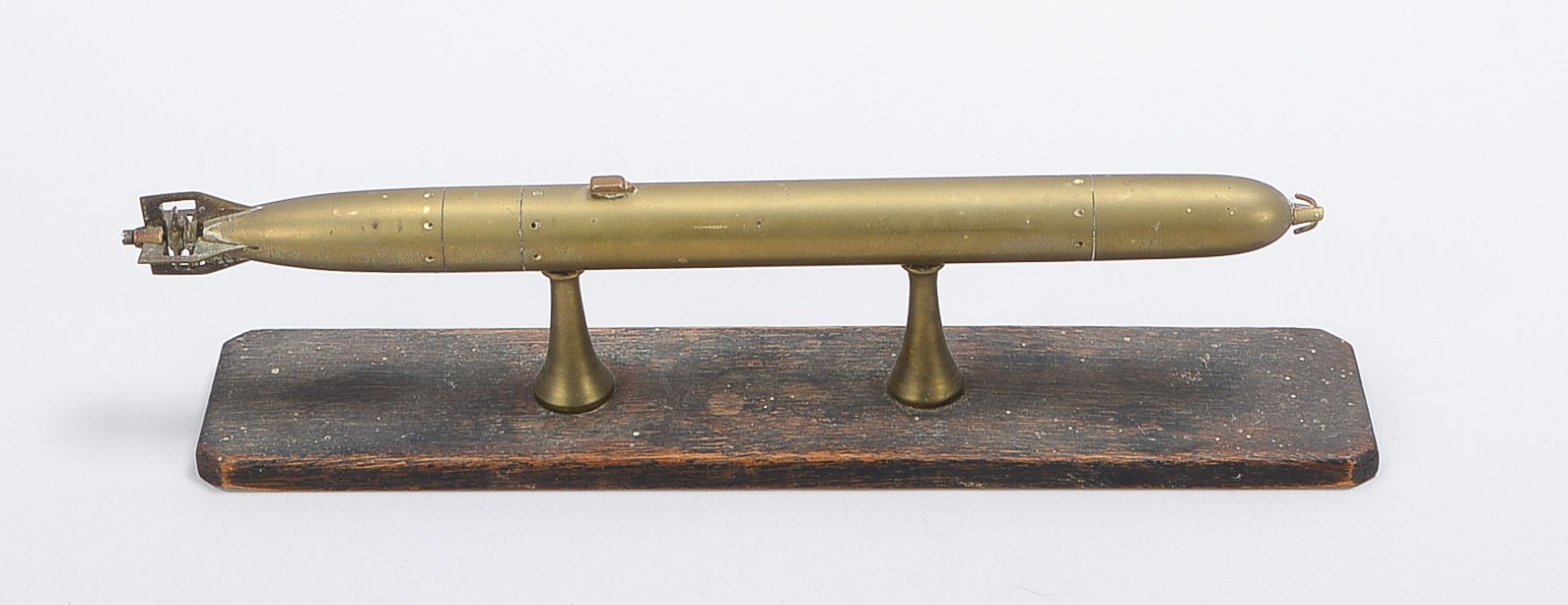 Briefbeschwerer/Schreibtischdekoration, um 1940, Miniaturtorpedo aus Messing, auf Holzplatte montier