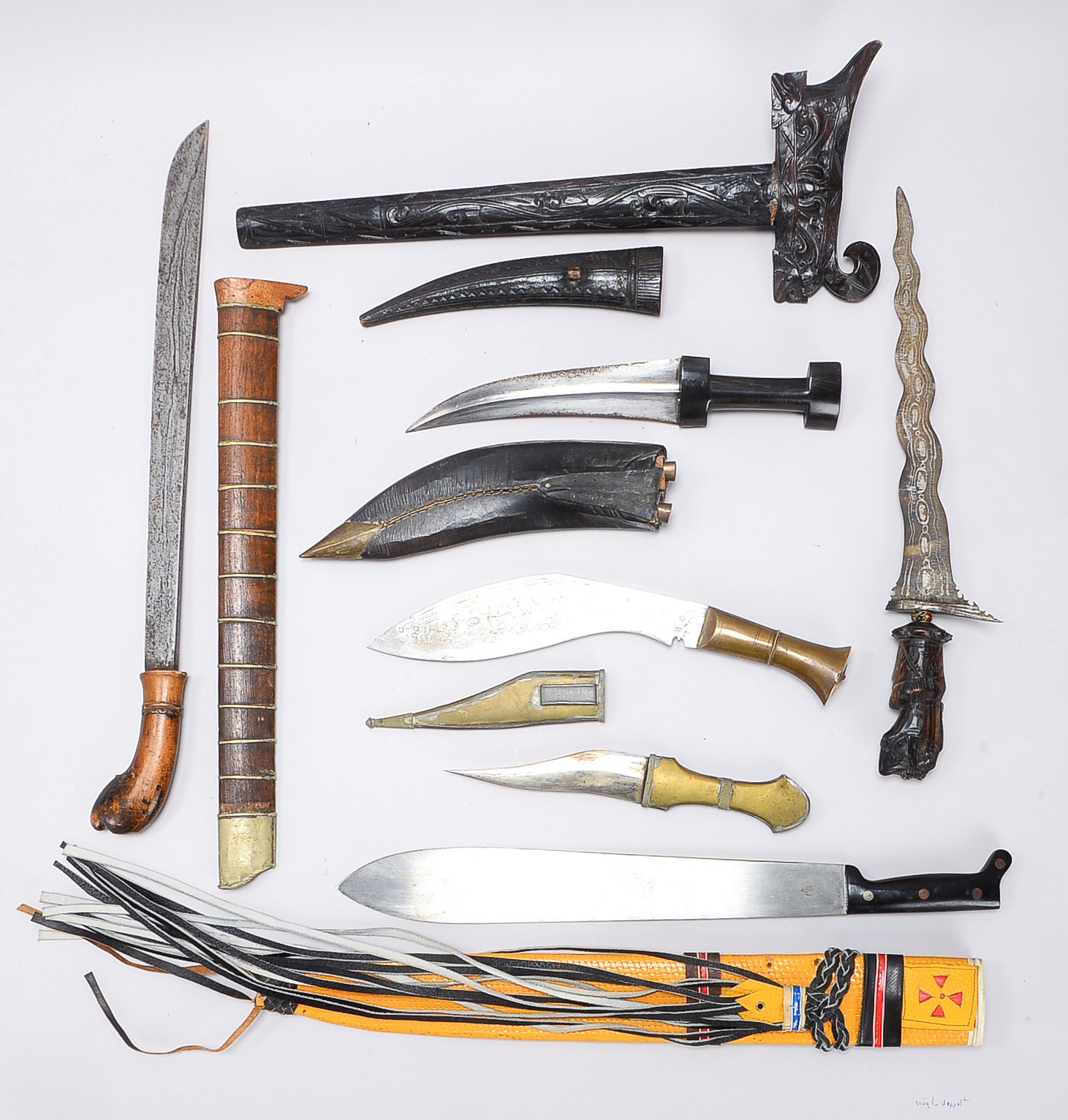 1 Konvolut Messer/Schwerter, 6 Stück: 1 Kris, 1 Kukri-Messer, 1 Jambia (arabischer Dolch), 1 Kandjar