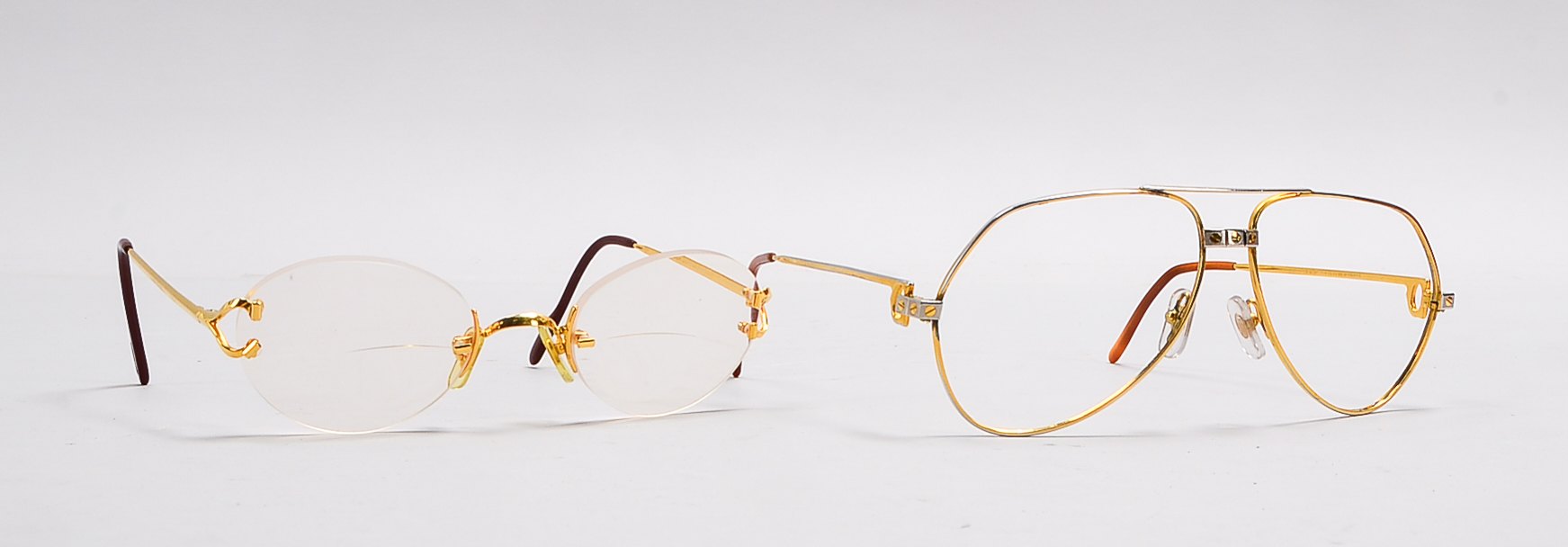 Cartier-Accessoires, 2x Lesebrillen, davon 1x ohne Glas, jeweils im Etui.