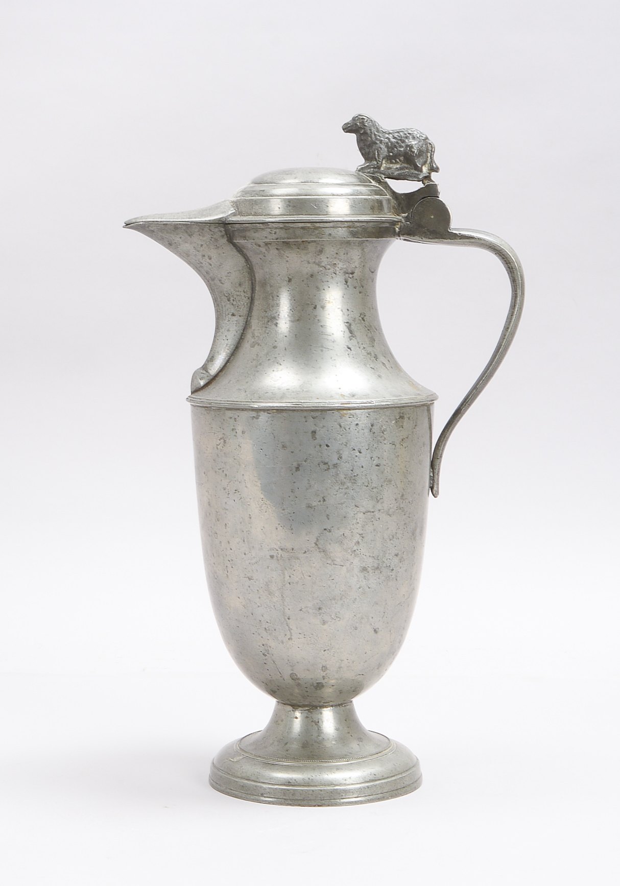 Großer Deckel-/Schnabelkrug, Zinn, mit seitlichem Henkel und figürlichem Drücker; Höhe 39 cm