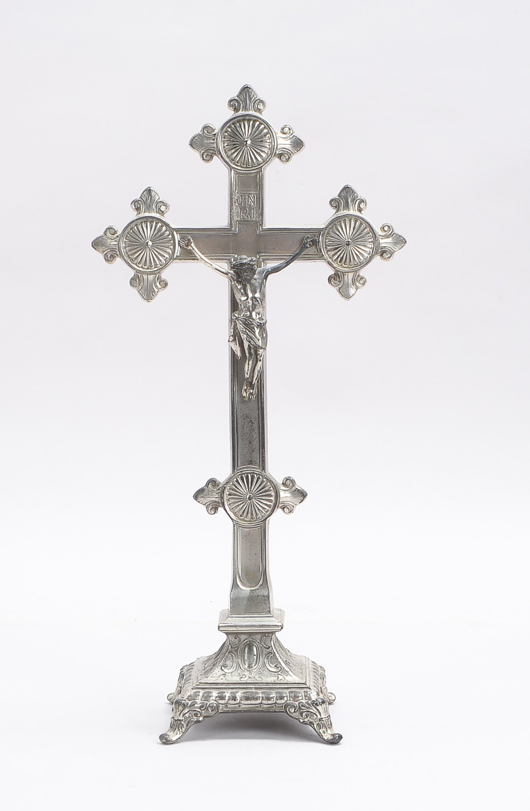 Tisch-Kruzifix, Weißmetall, Kreuz mit 3-passigemn Enden, darauf Corpus Christi im Vier-Nagel-Typus;