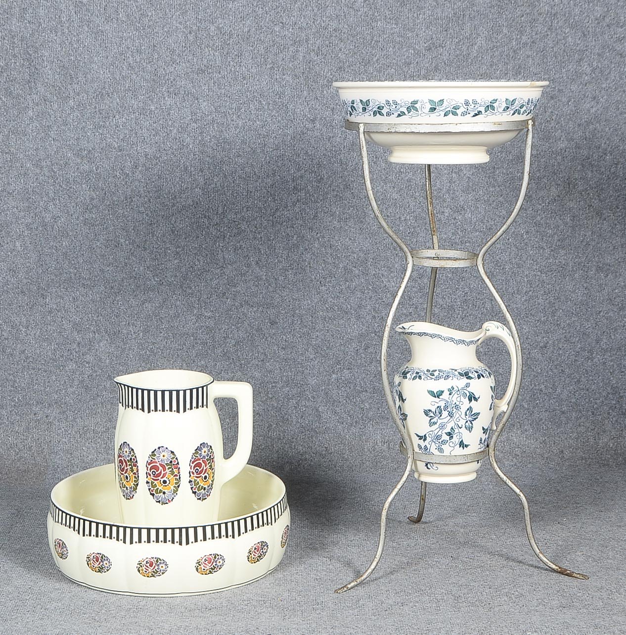 Villeroy & Boch, Augsburg, 2 Wasch-Sets, davon 1x in Ständer; Höhe Ständer 83 cm, Durchmesser Ø 35