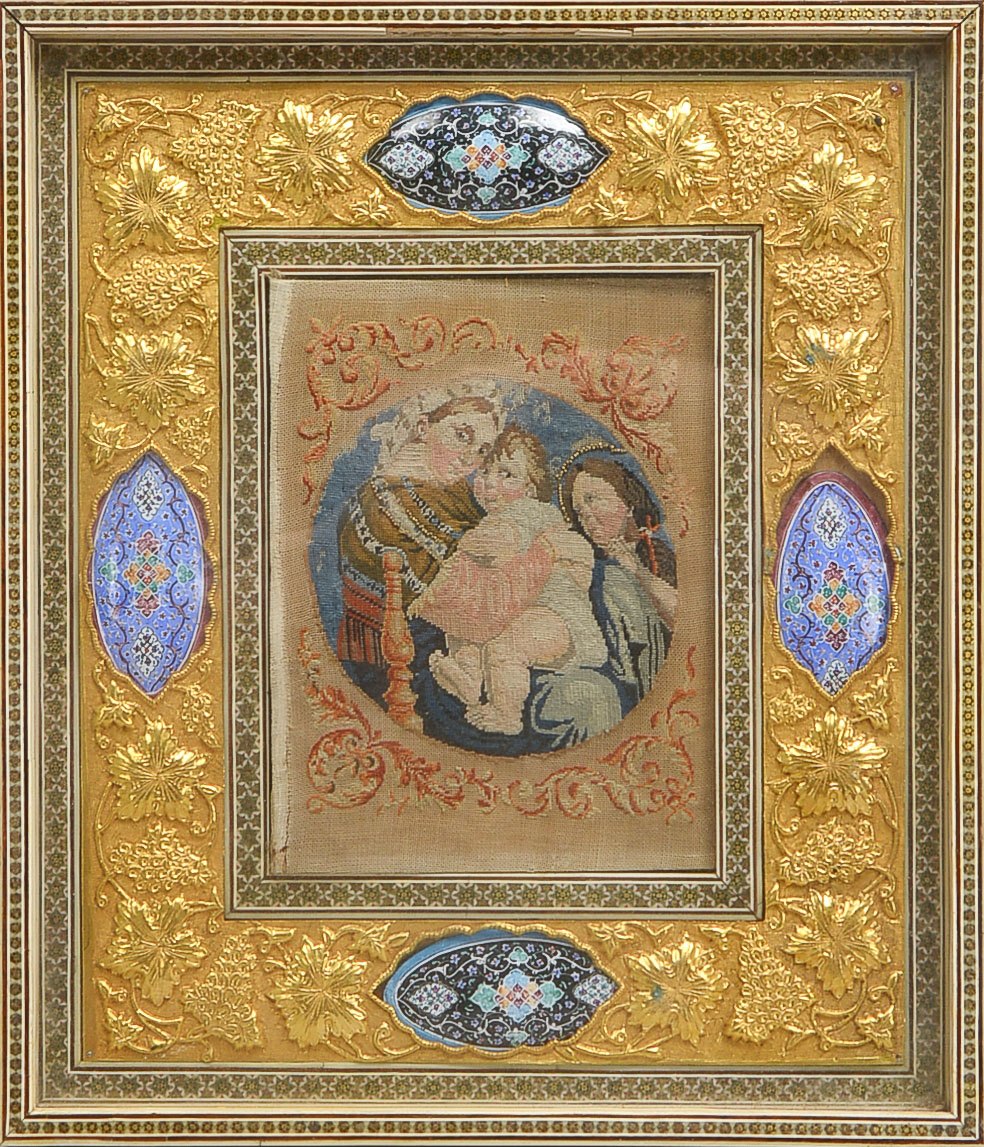Feine Stickerei, Persien, 'Mutter mit 2 Kindern', aufwendig gerahmt, Emaille Kartusche; Maße 42,5 cm