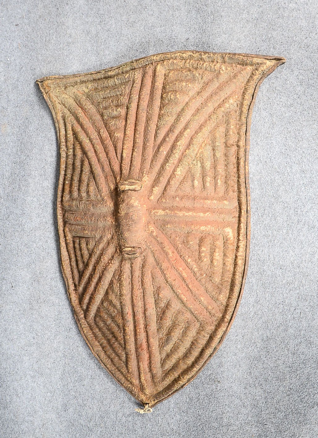 Kirdi-Lederschild, Kamerun, Tierfell und Rohhaut, rautenförmiges Schutzschild geometrisch strukturie