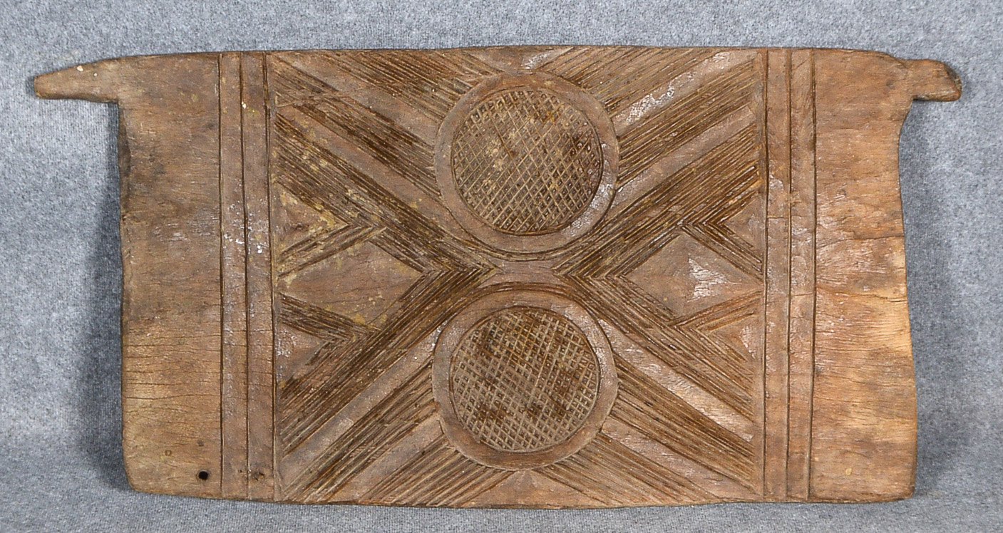 Speichertür der Igbo/Nigeria, mit geometrischer Kerbschnitzerei; Maße 135 x 67 cm