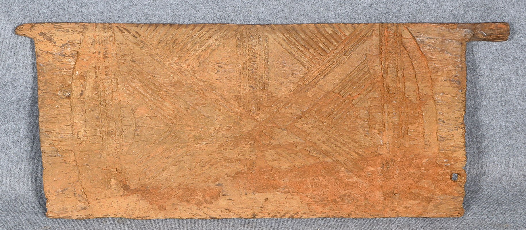 Speichertür der Igbo/Nigeria, mit geometrischer Kerbschnitzerei, mit Tonresten; Maße 130 x 51 cm