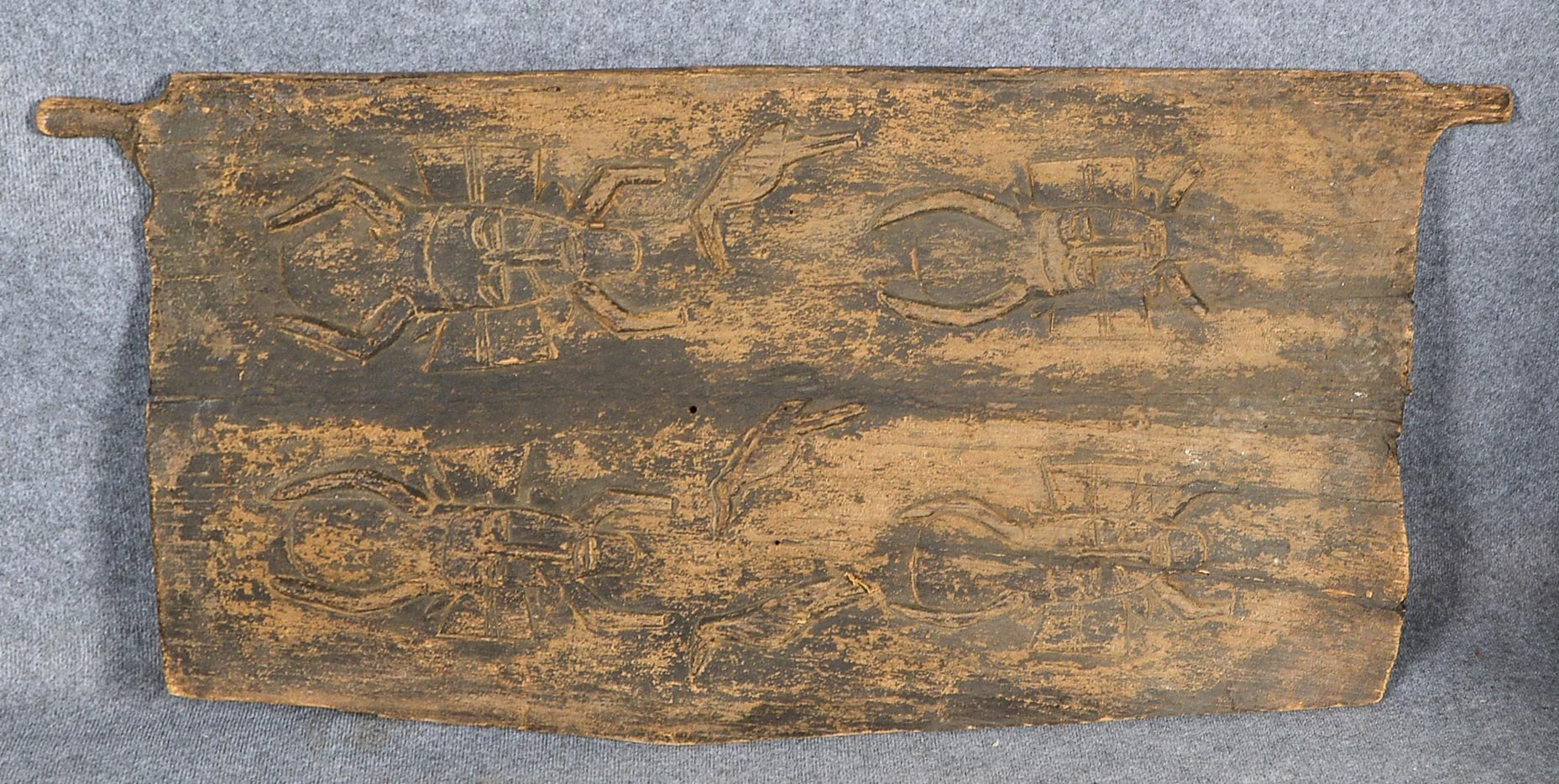 Speichertür der Baule/Elfenbeinküste, figürliche Reliefdarstellungen 'Masken und Vögel'; Maße 137 x
